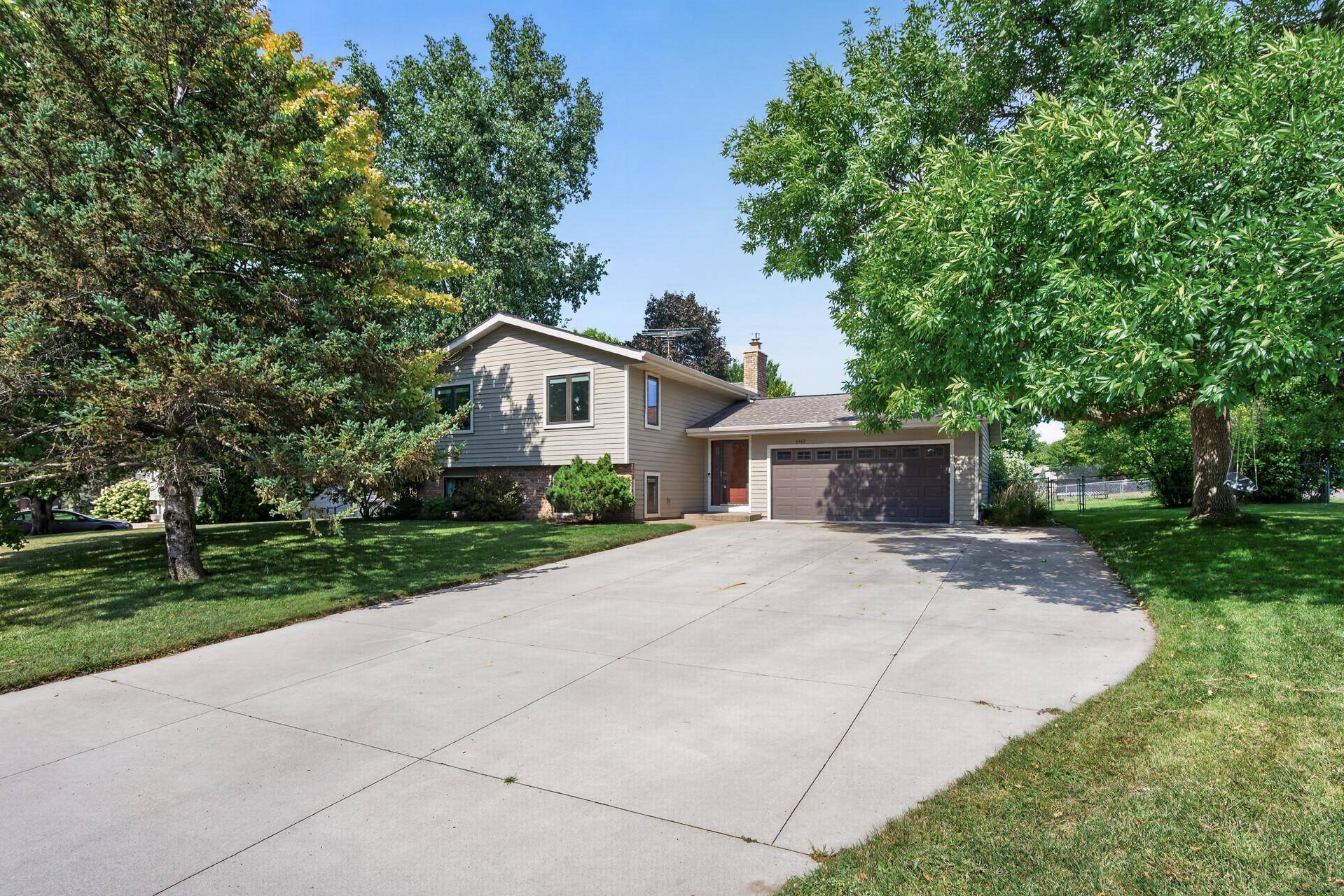 1945 Beaver Dam CT, Eagan, MN 55122