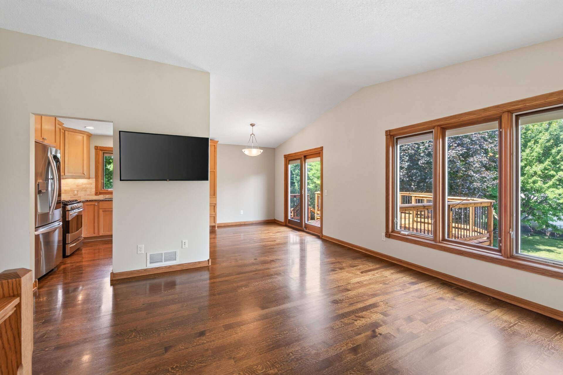 1945 Beaver Dam CT, Eagan, MN 55122