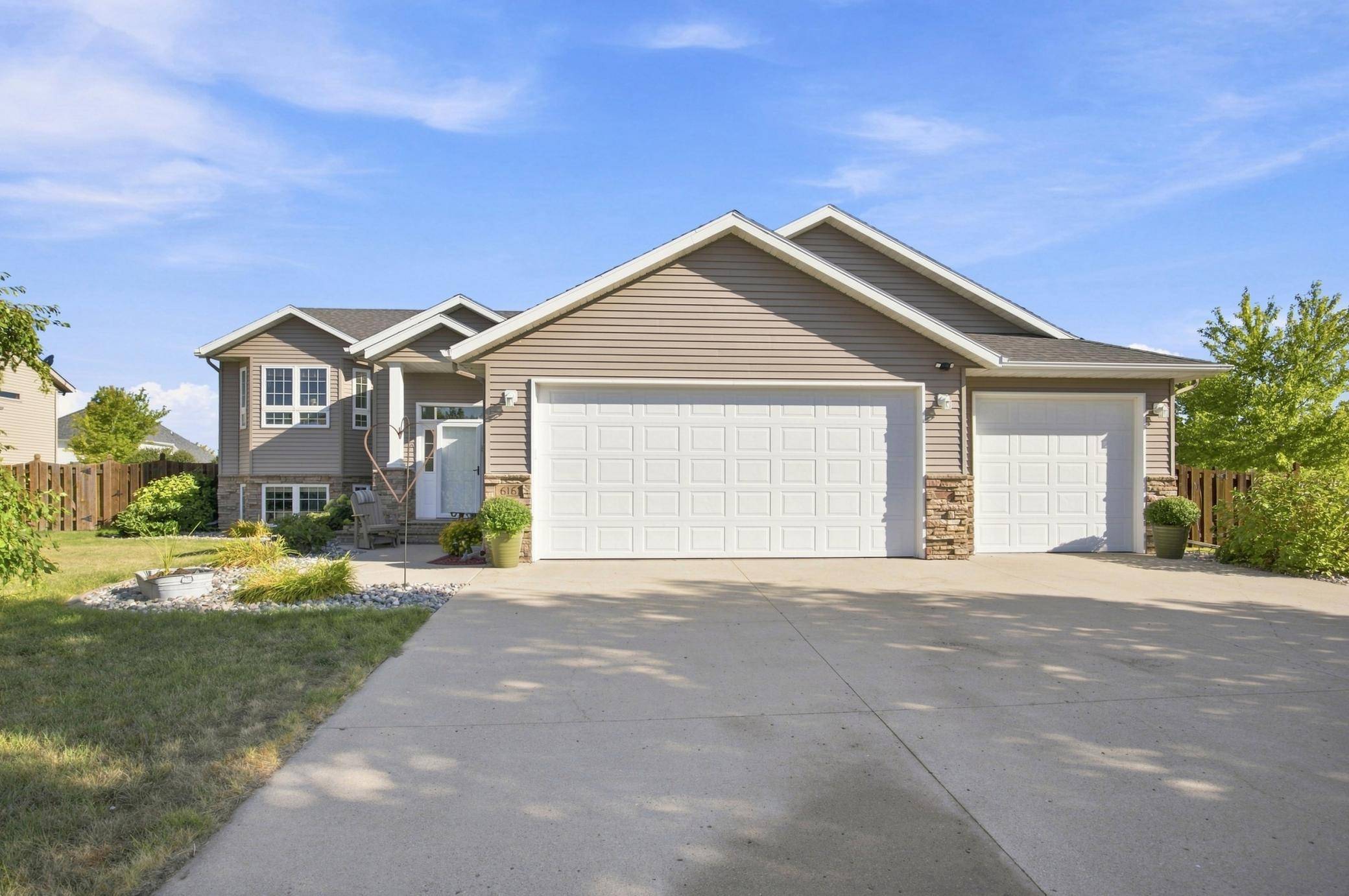 616 Lexington LN, Moorhead, MN 56560