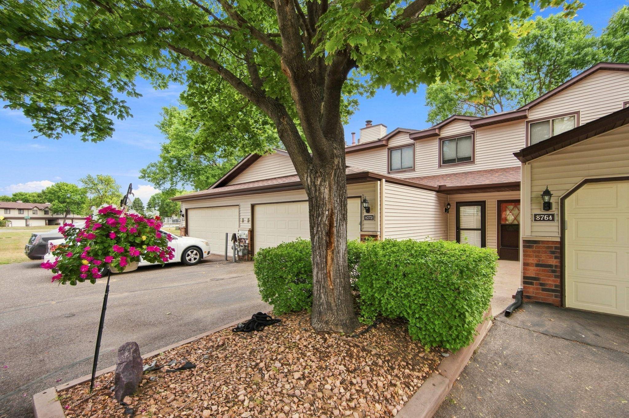 8772 Maplebrook Pkwy N, Brooklyn Park, MN 55445