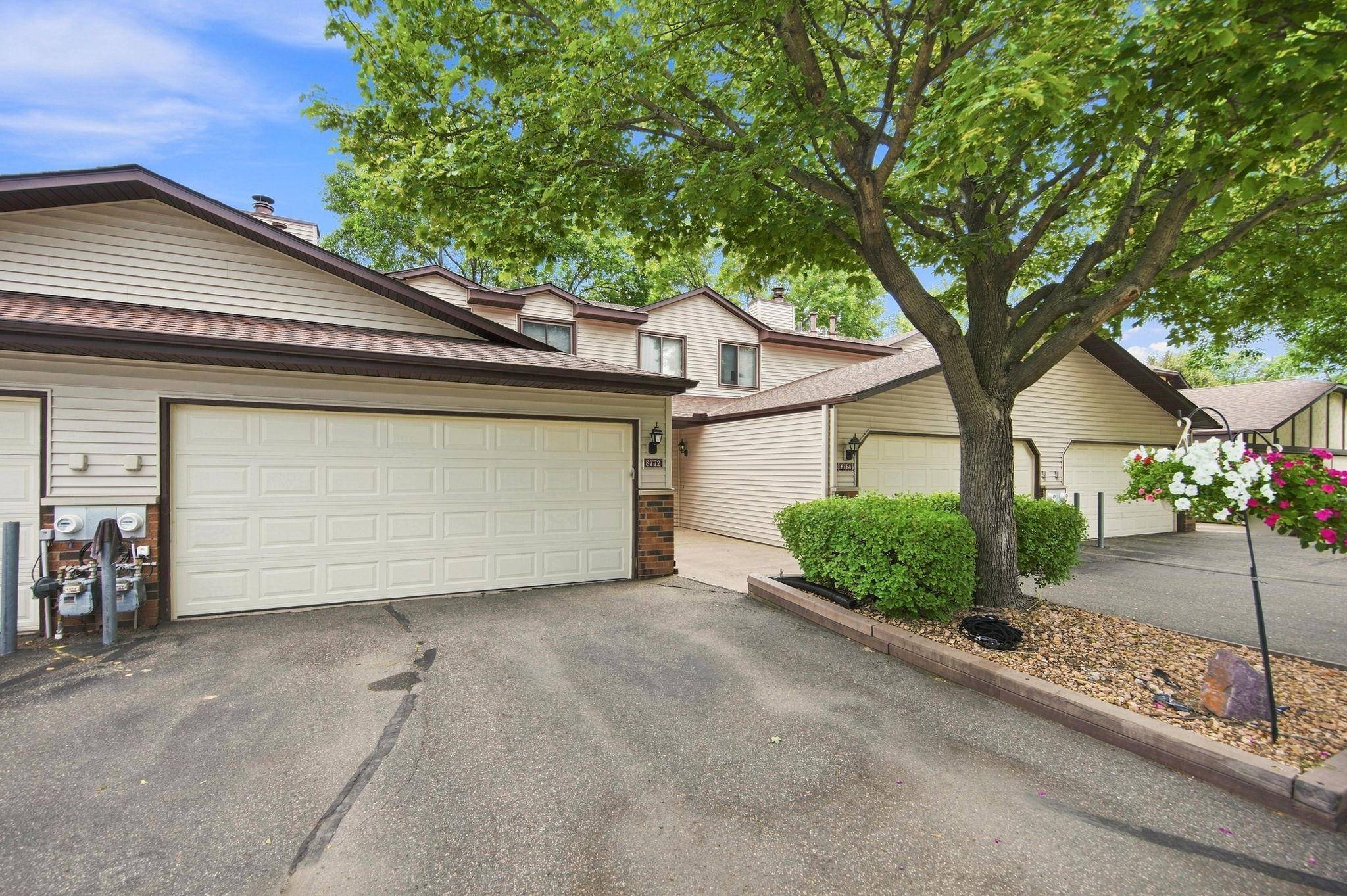 8772 Maplebrook Pkwy N, Brooklyn Park, MN 55445