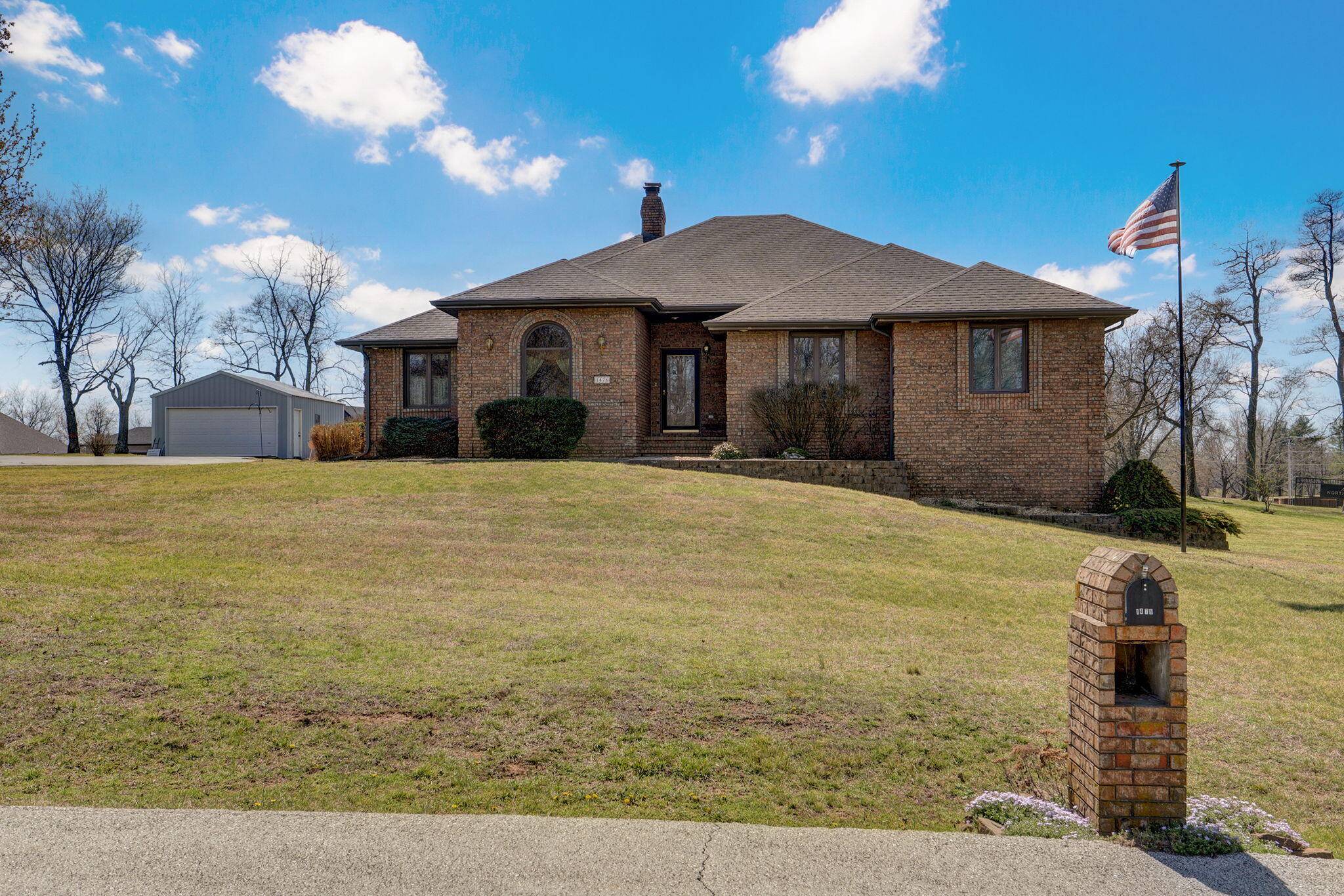 1476 E Peartree DR, Ozark, MO 65721