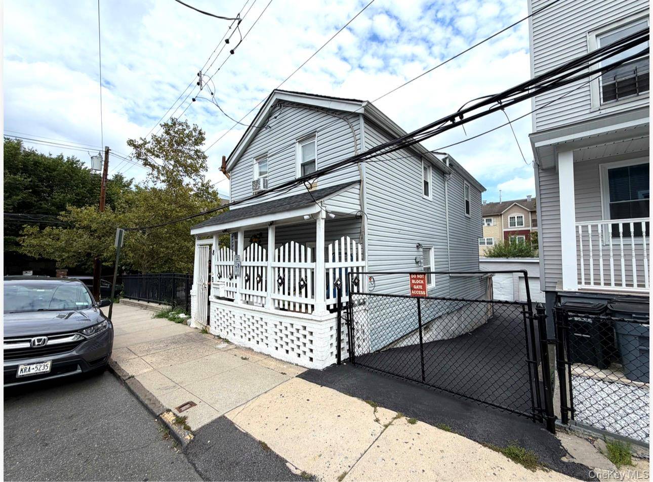 8 Ritters LN, Yonkers, NY 10703
