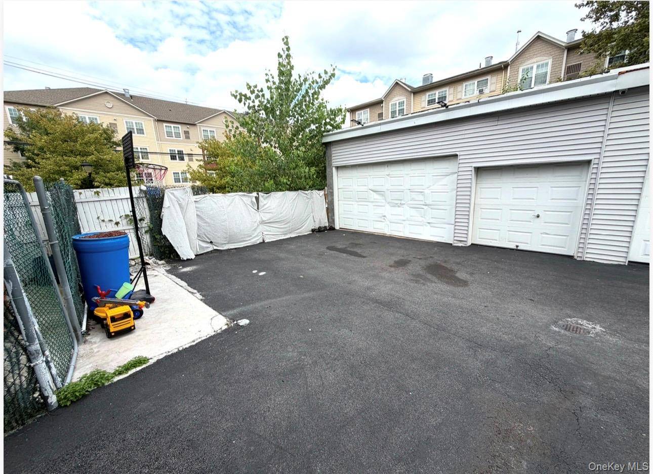8 Ritters LN, Yonkers, NY 10703