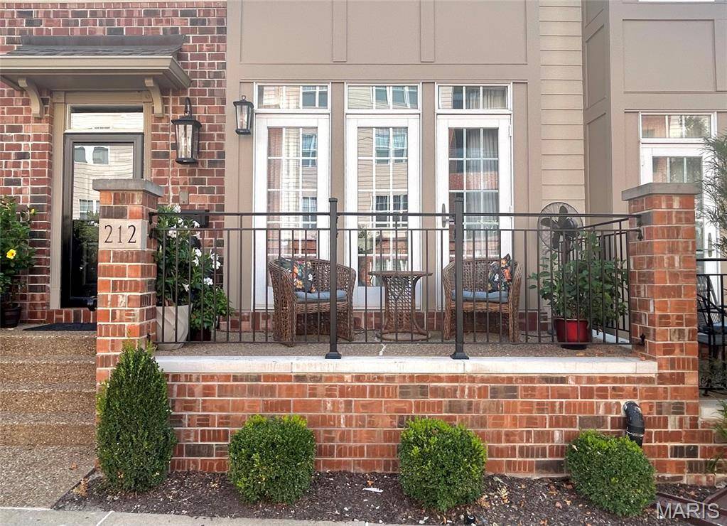 212 Pullman PL, St Louis, MO 63122