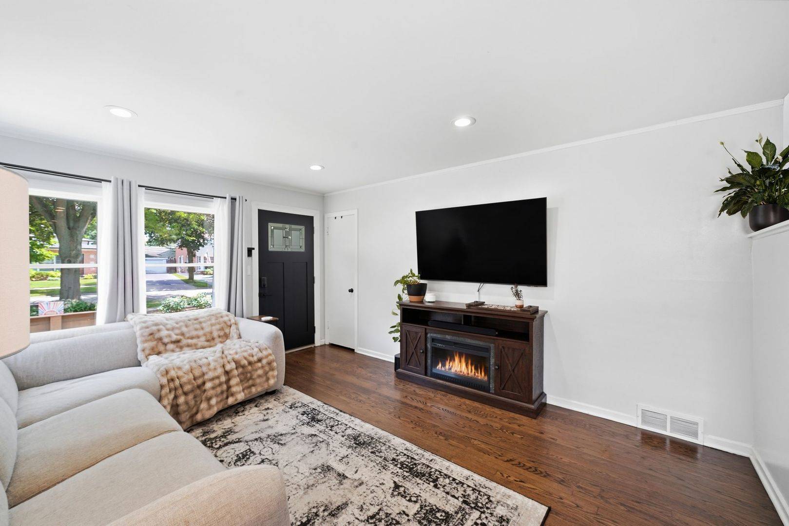 704 Long RD, Glenview, IL 60025