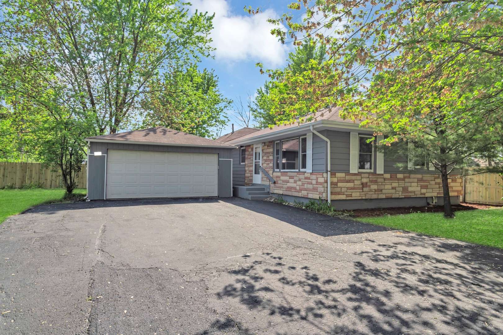 117 Arthur AVE, South Elgin, IL 60177