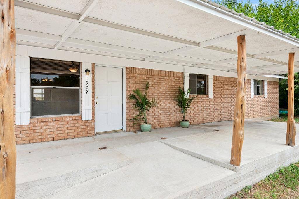 1902 Twin Oaks ST, Kingsland, TX 78639