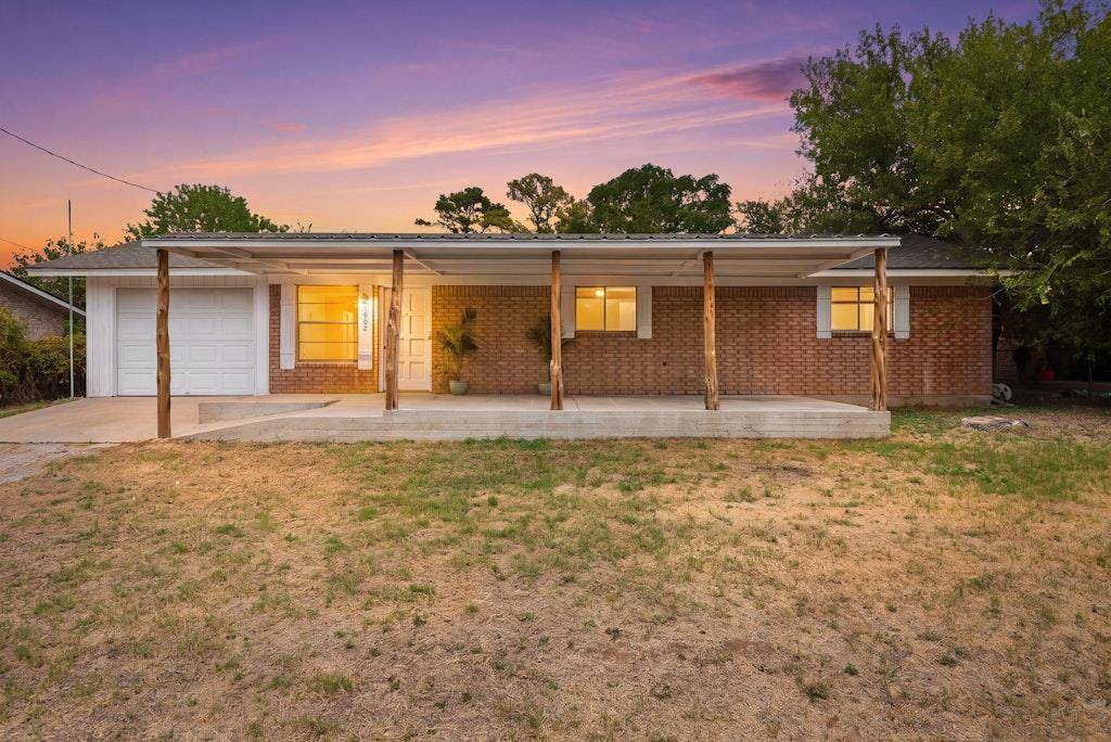 1902 Twin Oaks ST, Kingsland, TX 78639
