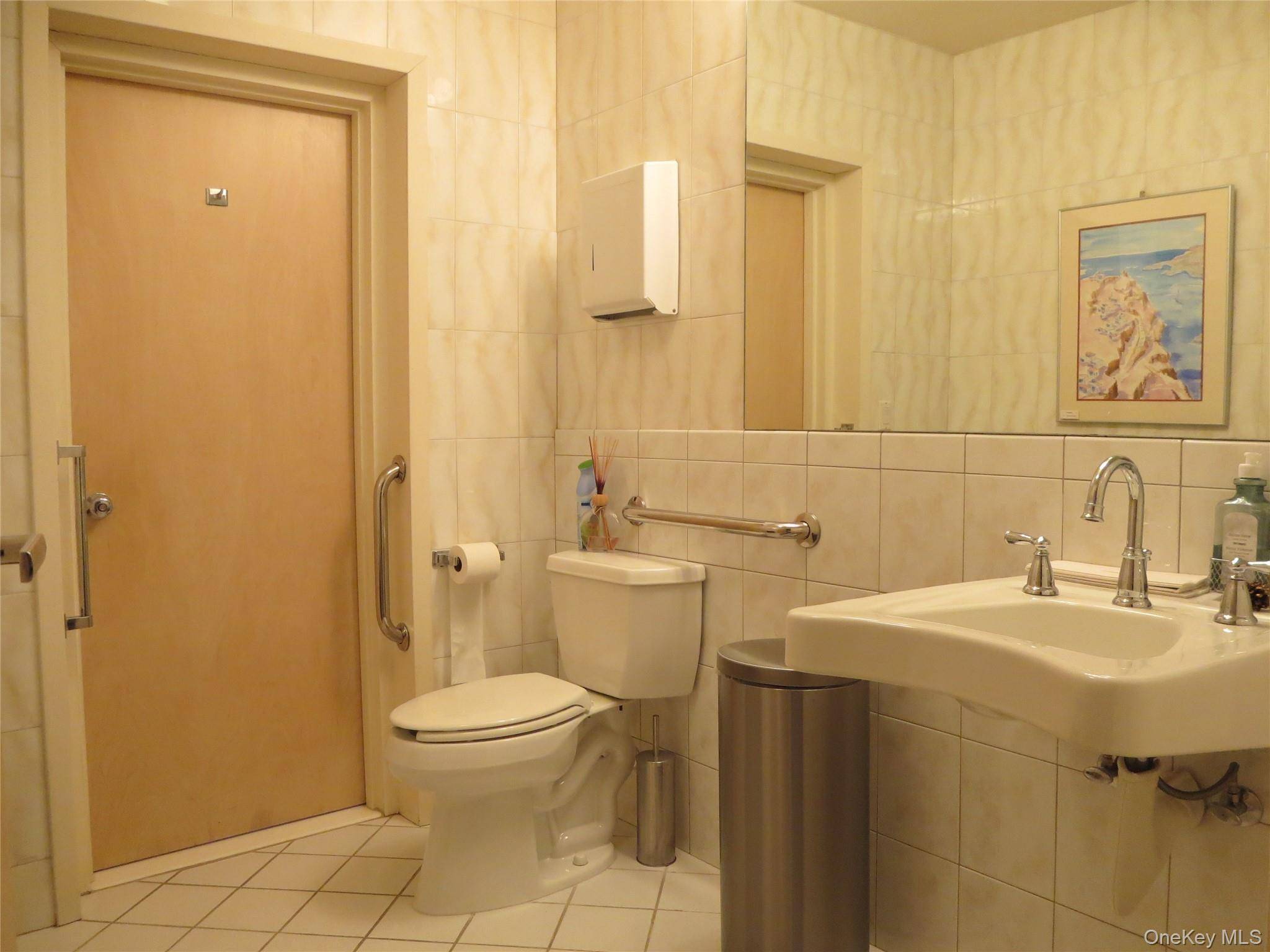 380 Park AVE #$1500 1 room, Huntington, NY 11743