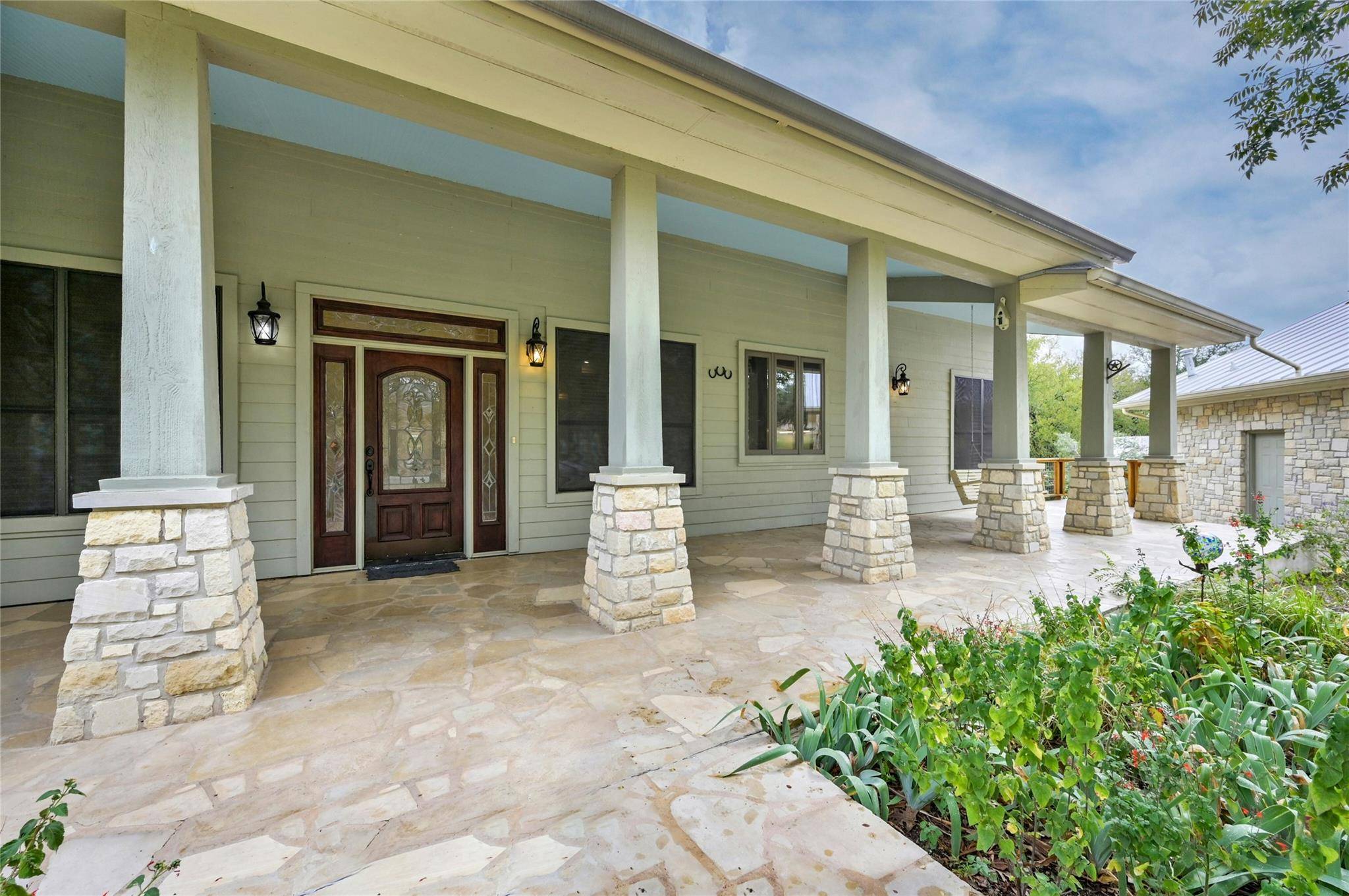 1118 Rustic LN, Spicewood, TX 78669