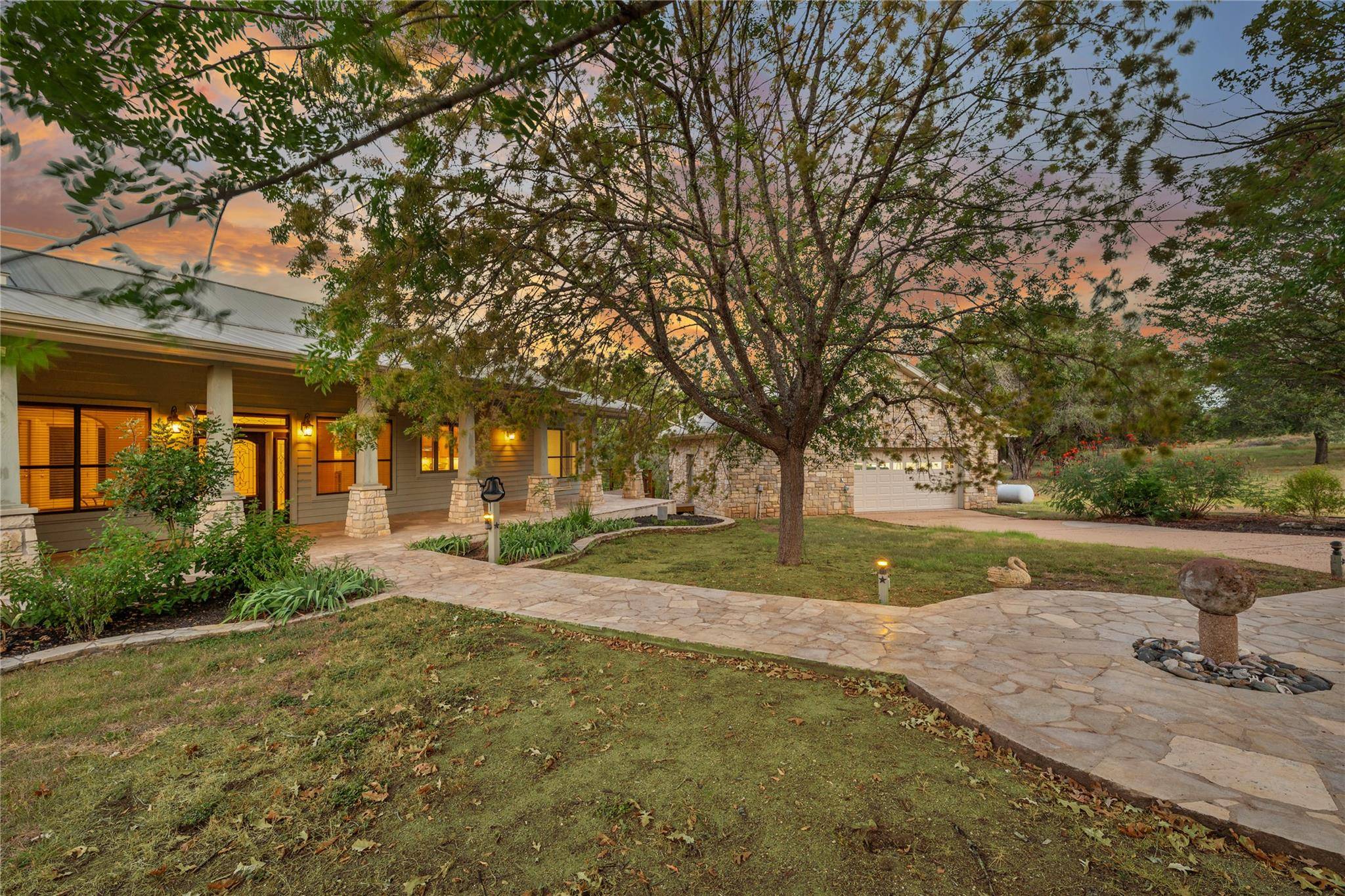 1118 Rustic LN, Spicewood, TX 78669