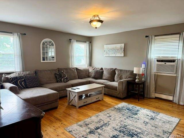 9 Jersey ST, Deer Park, NY 11729