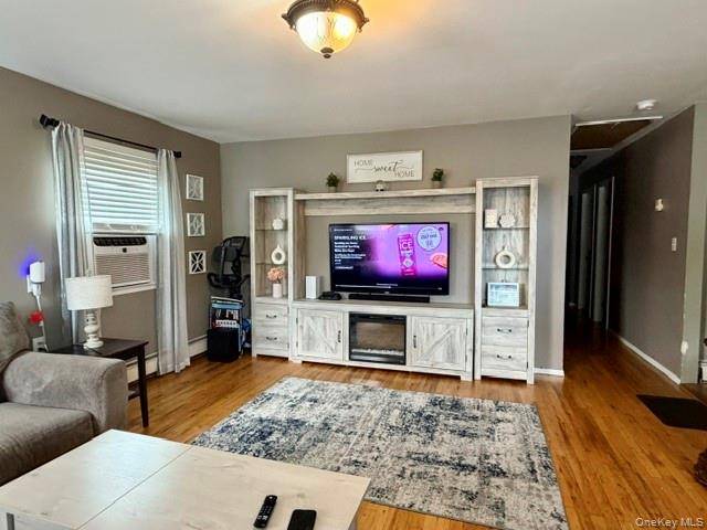 9 Jersey ST, Deer Park, NY 11729