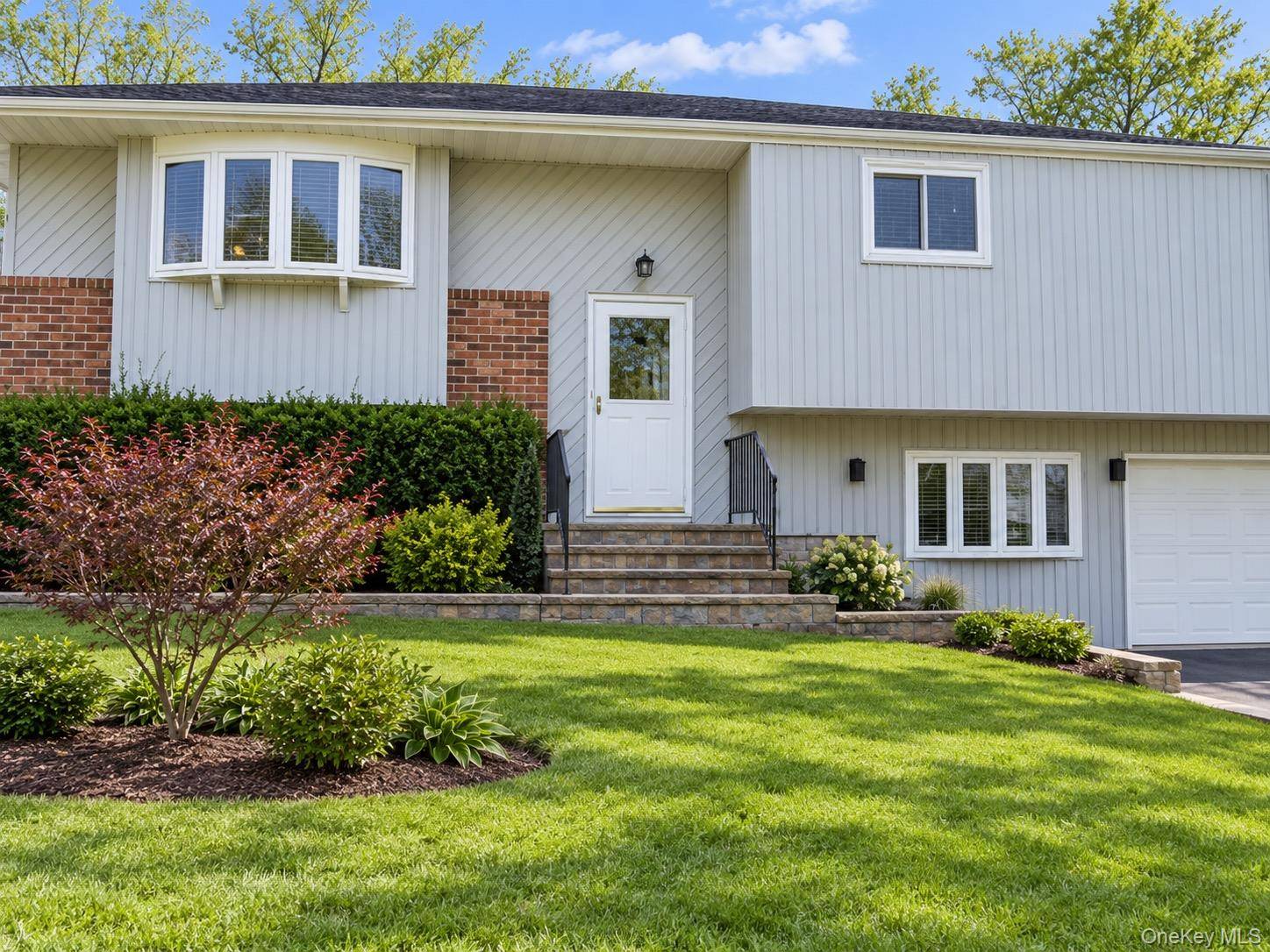 22 Sunburst DR, Deer Park, NY 11729