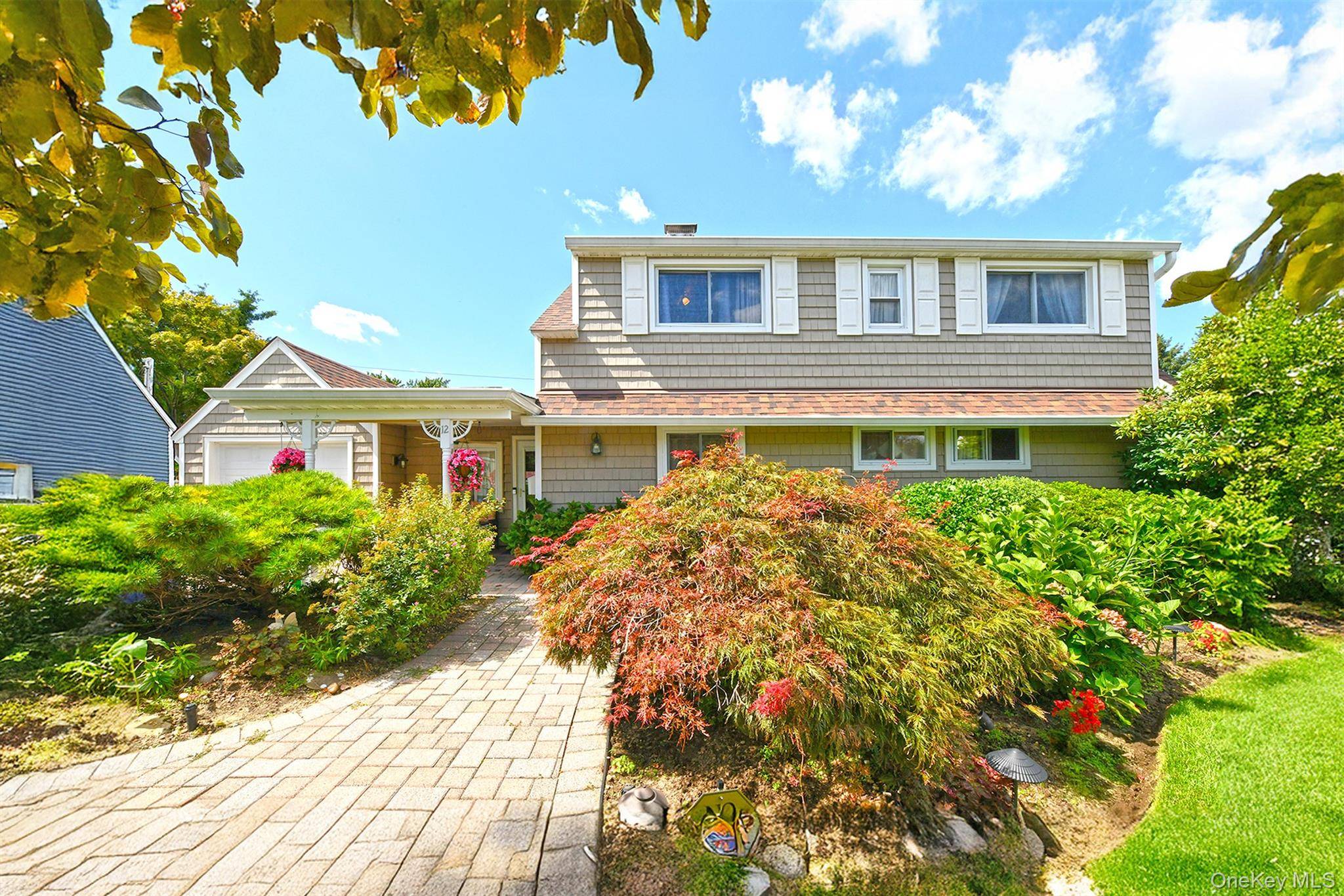 12 Link LN, Hicksville, NY 11801