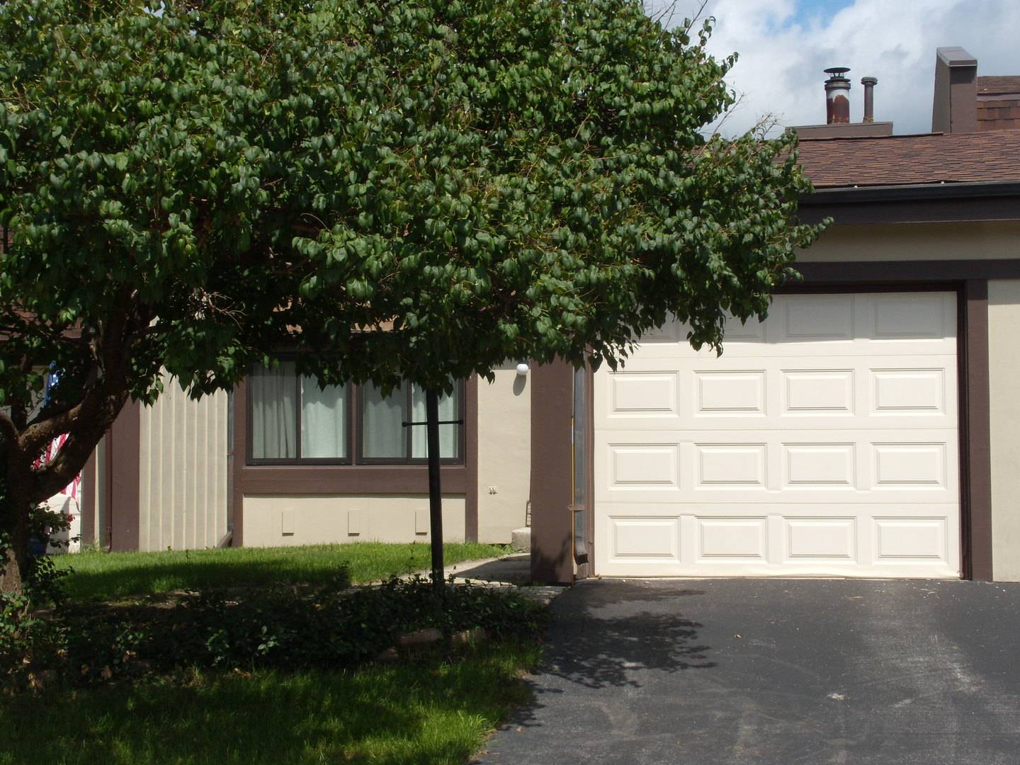 61 Westwood SQ, Indian Head Park, IL 60525
