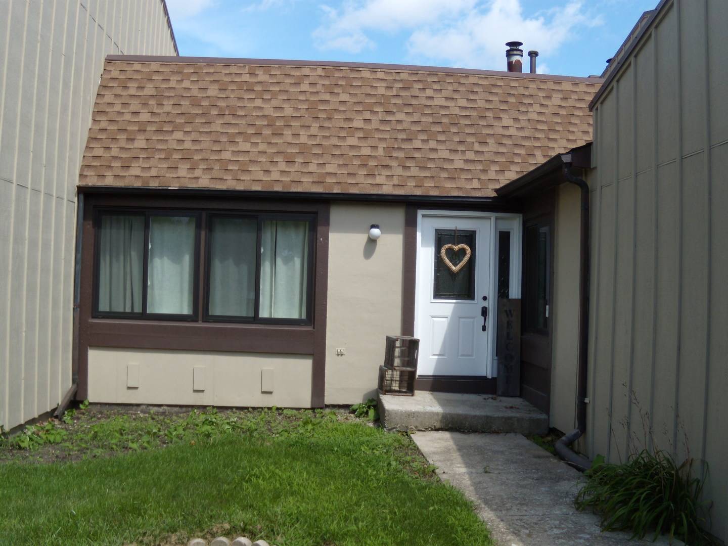 61 Westwood SQ, Indian Head Park, IL 60525