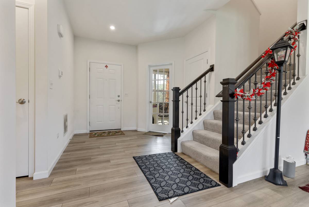 2215 Walnut Glen BLVD, Island Lake, IL 60042