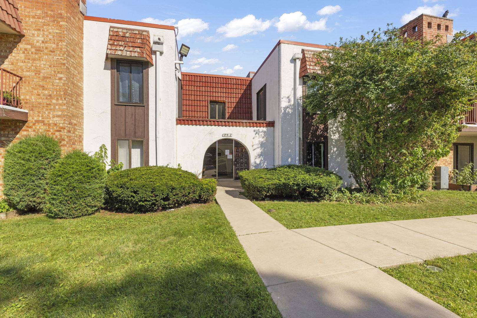 743 E Fullerton AVE #108, Glendale Heights, IL 60139