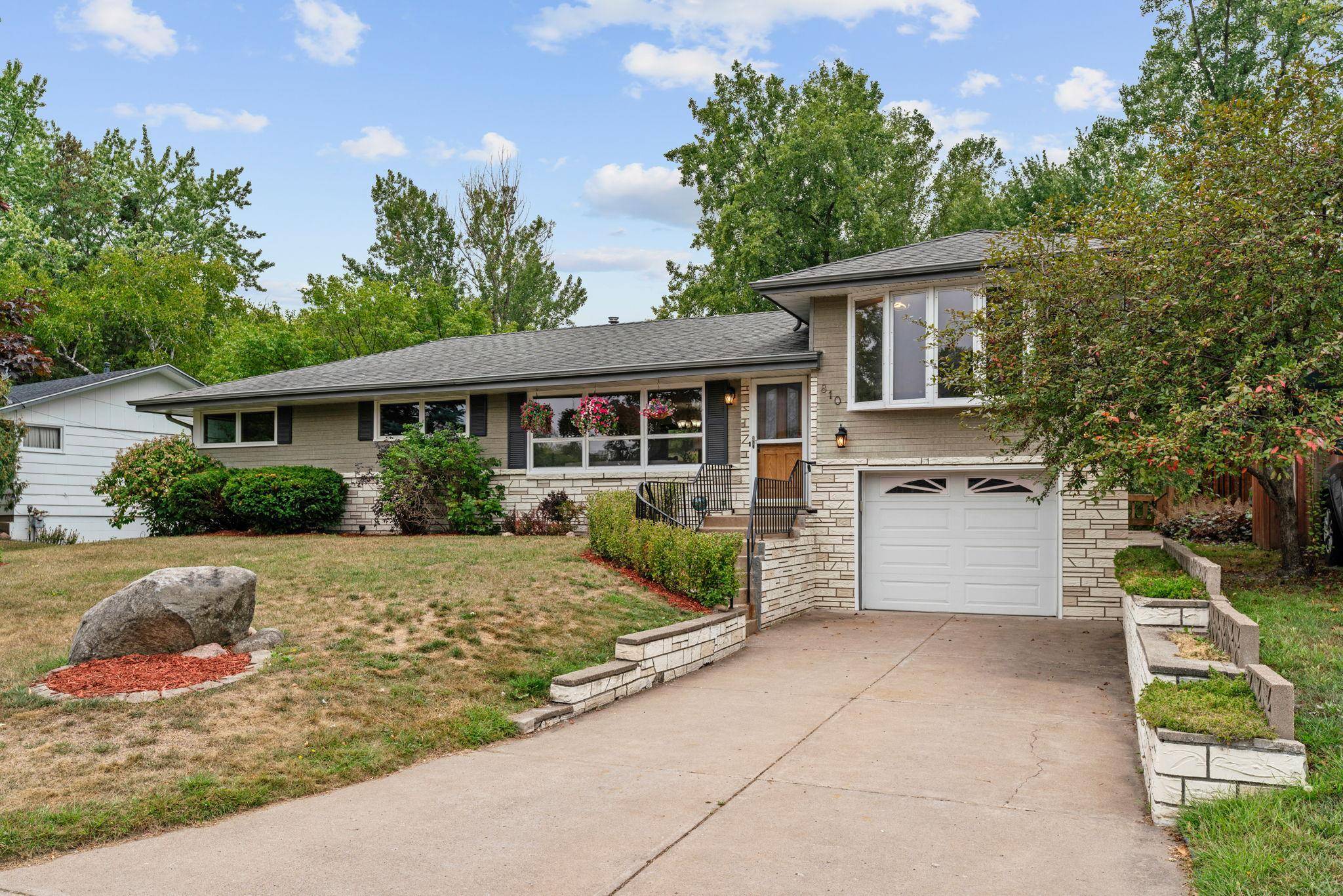 810 Oakwood DR, New Brighton, MN 55112