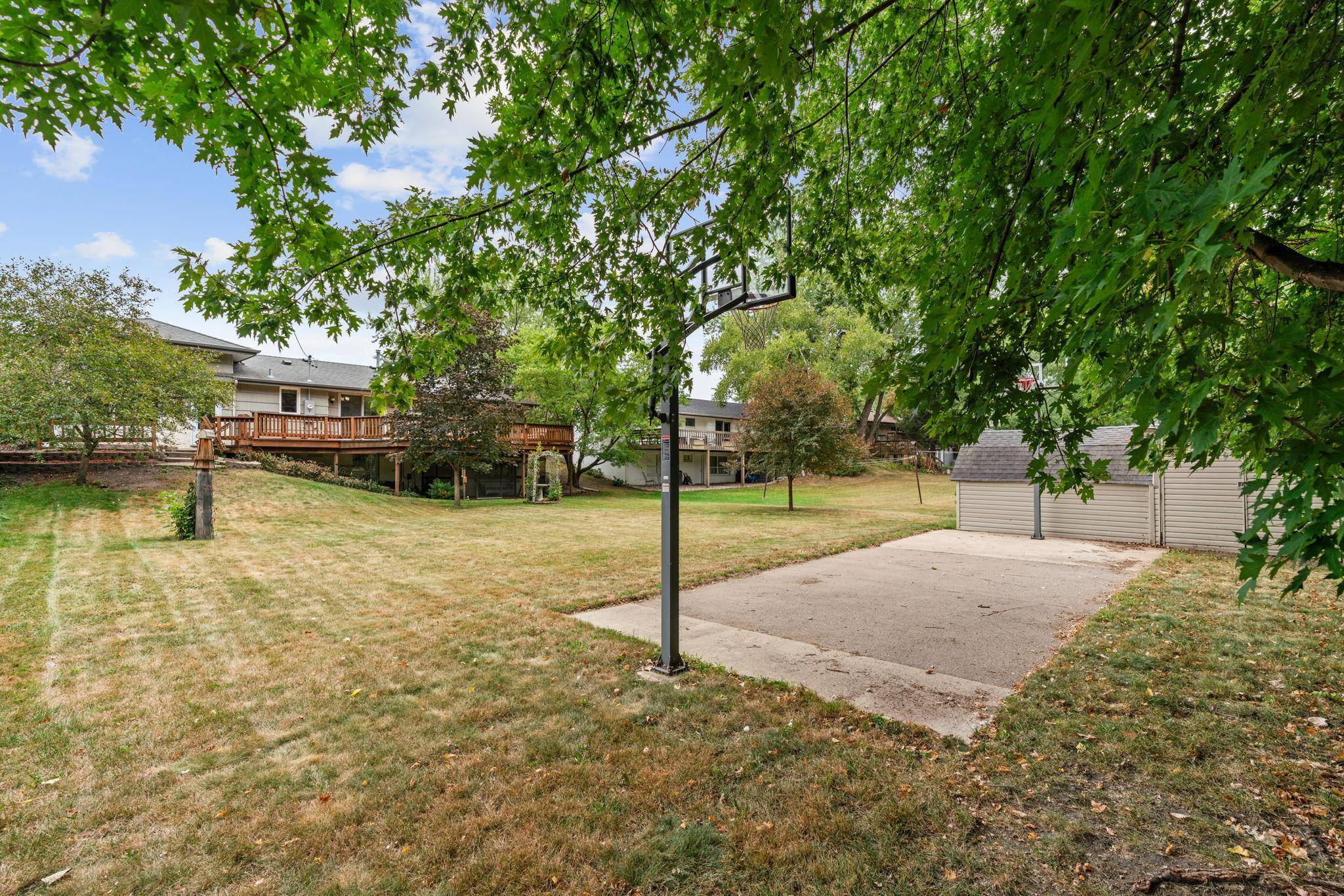 810 Oakwood DR, New Brighton, MN 55112