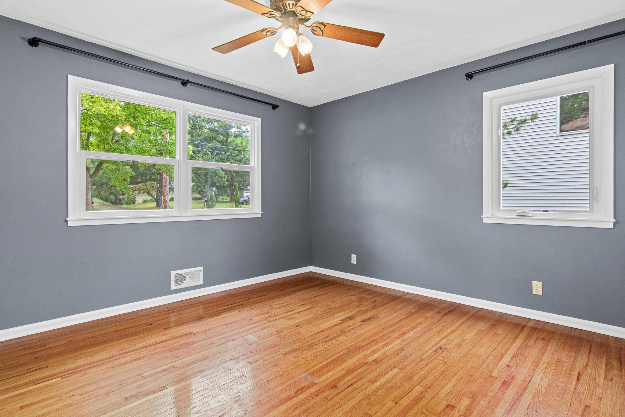 3038 Victoria ST N, Roseville, MN 55113