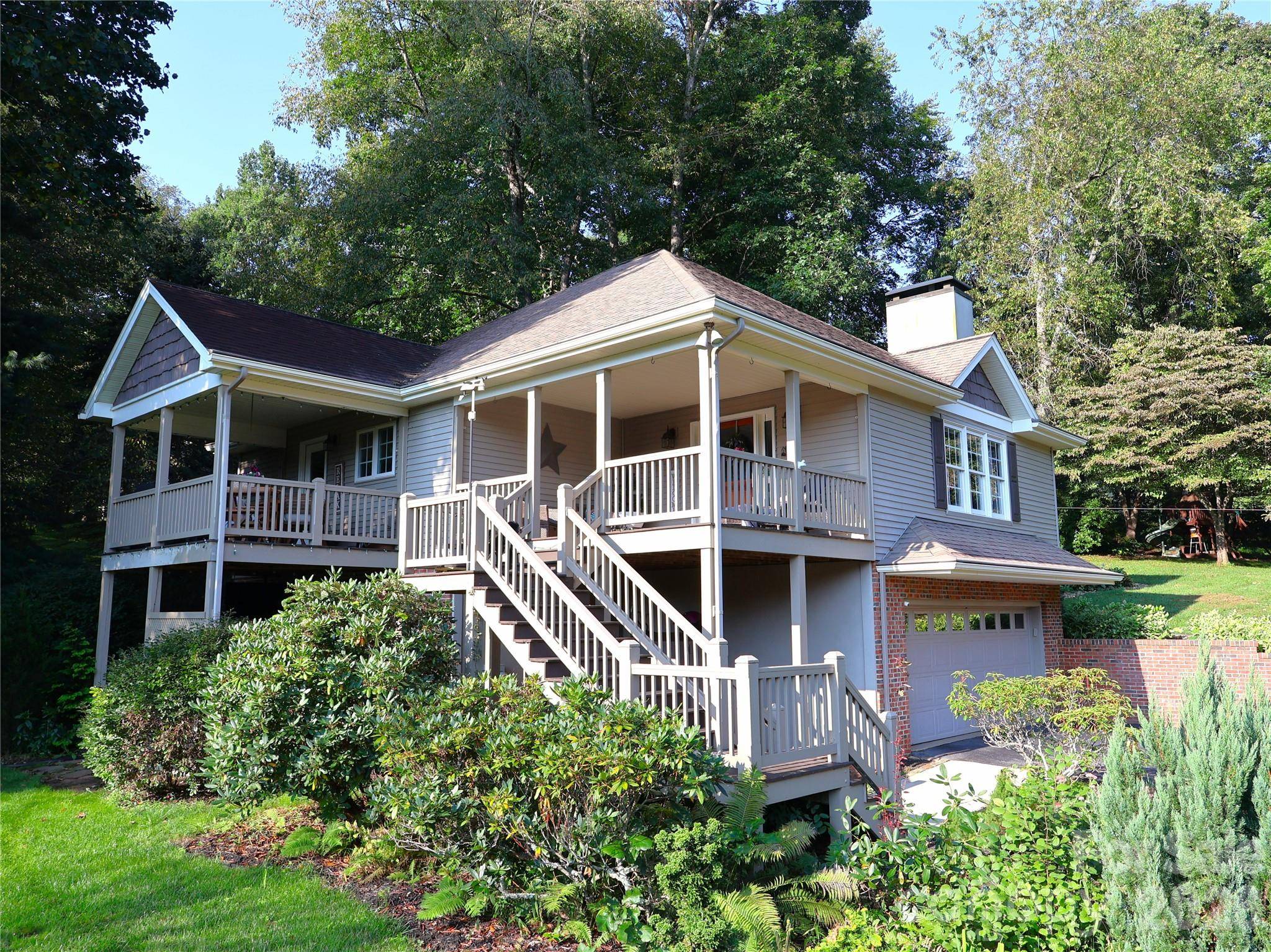 105 Deer Glade LN, Waynesville, NC 28786
