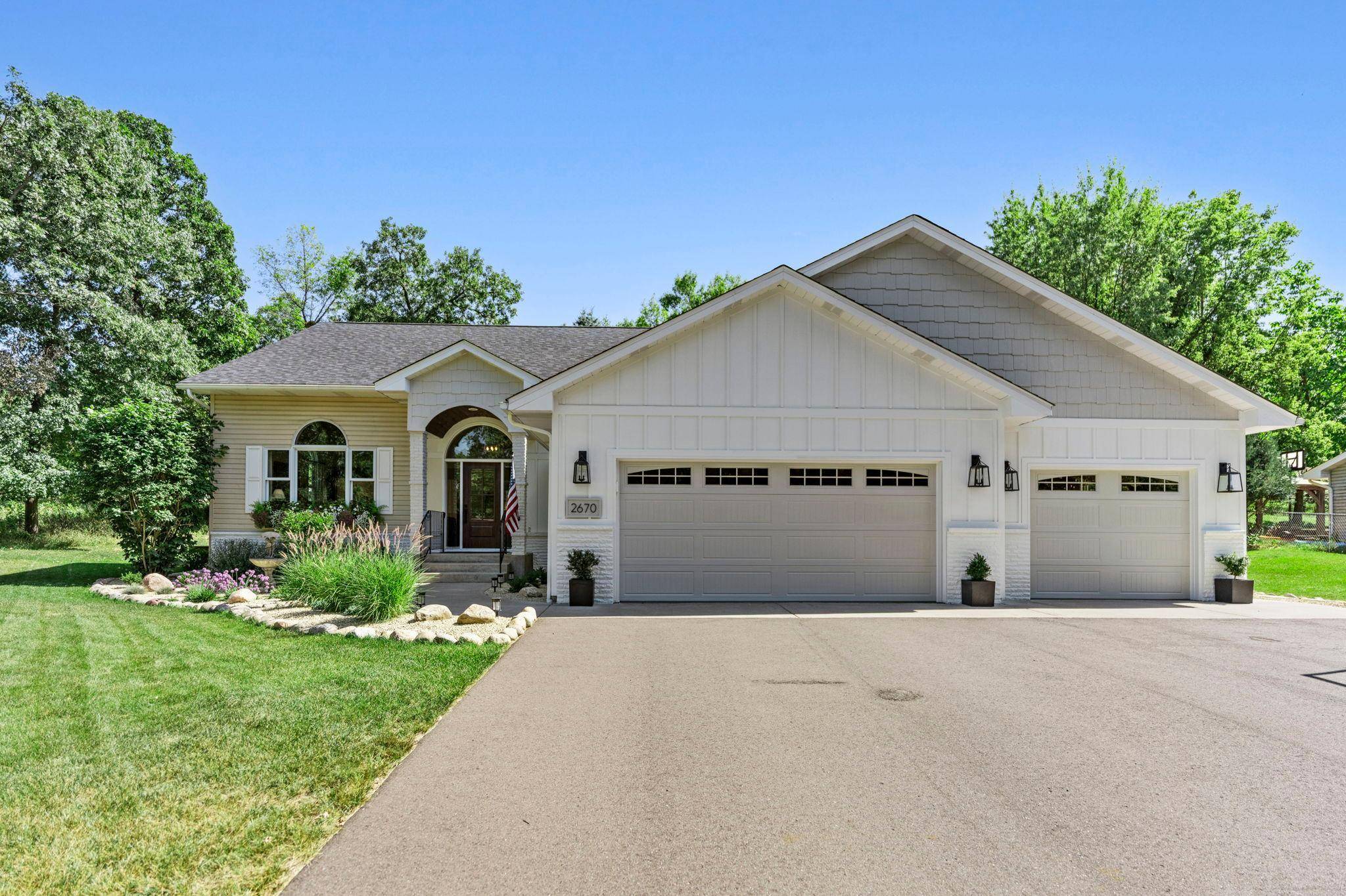 2670 E Rum River DR S, Cambridge, MN 55008