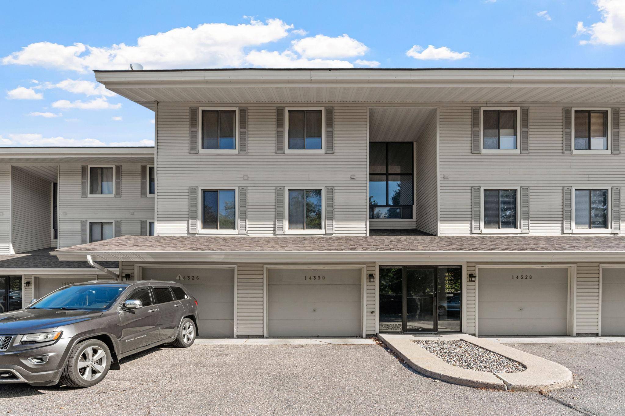 14330 Fairway DR, Eden Prairie, MN 55344
