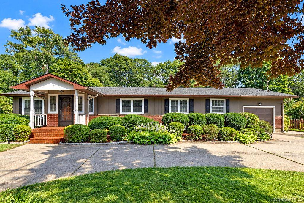 41 Linden LN, Shirley, NY 11967