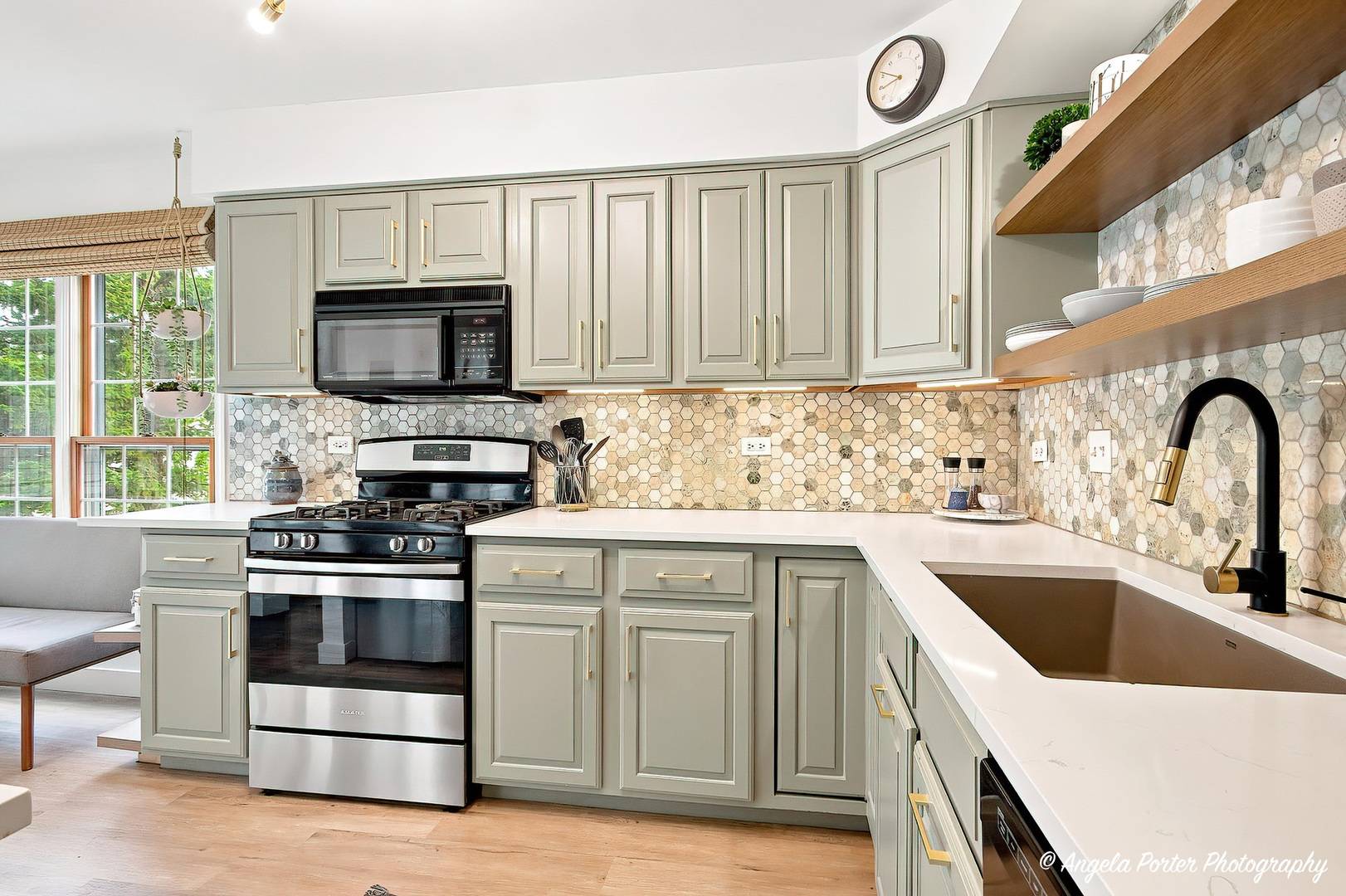 827 Stonebridge LN, Crystal Lake, IL 60014