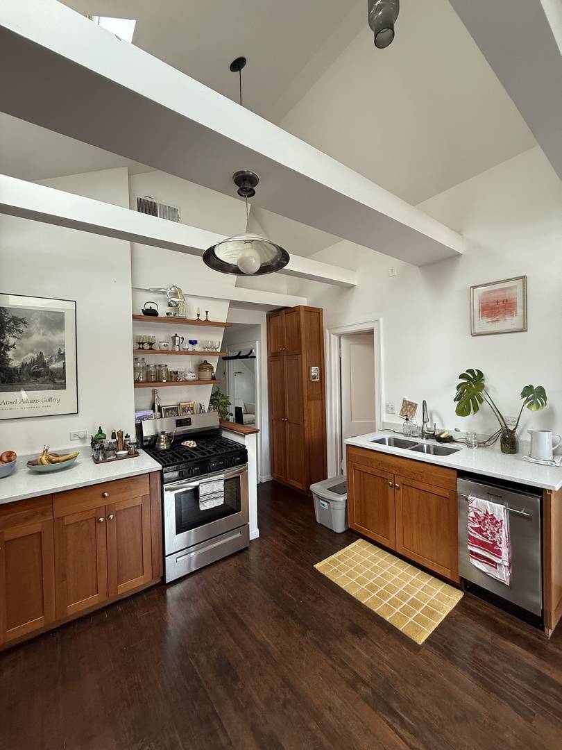 1928 W Barry AVE #2, Chicago, IL 60657