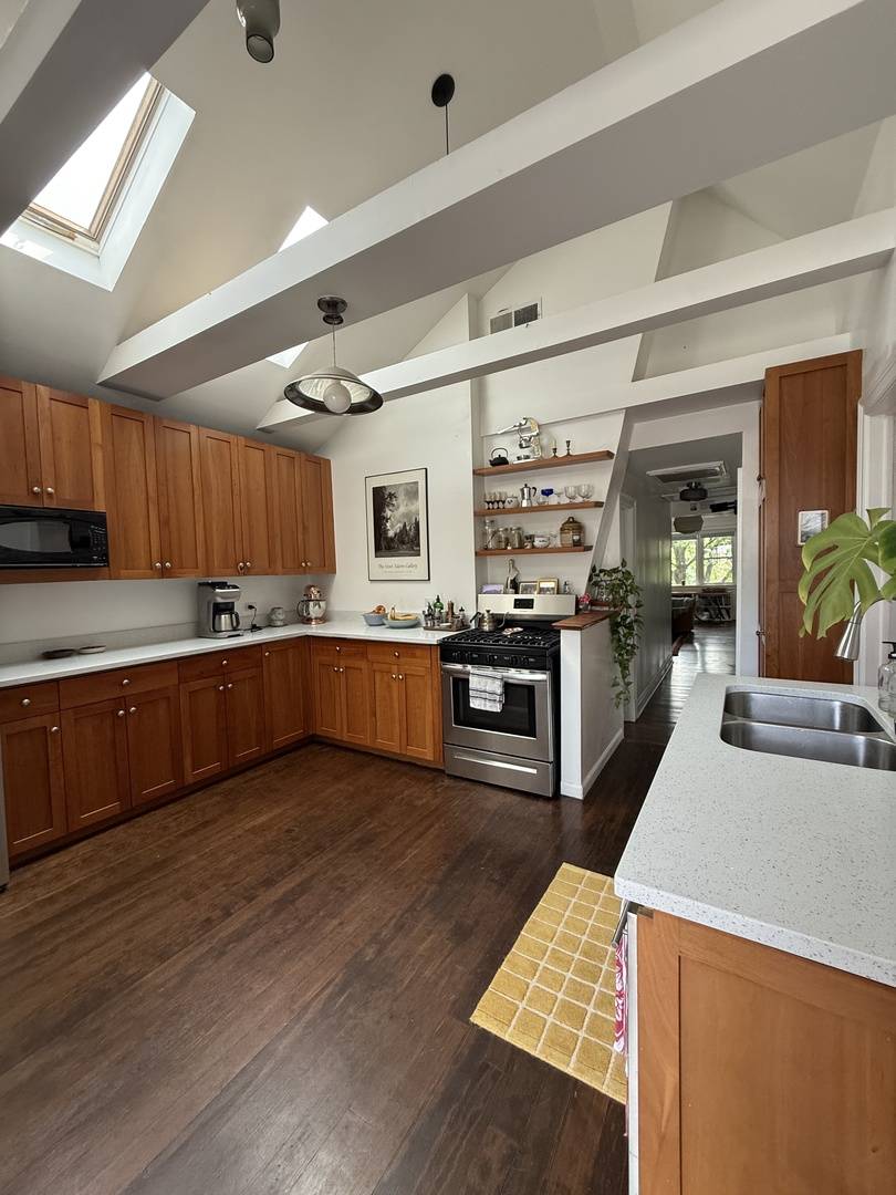 1928 W Barry AVE #2, Chicago, IL 60657