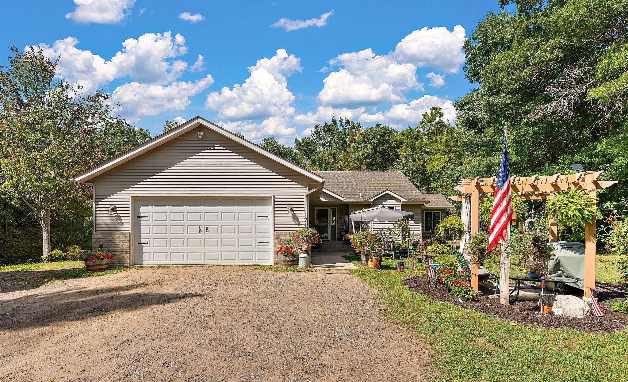 890 Saint Croix TRL, Taylors Falls, MN 55084