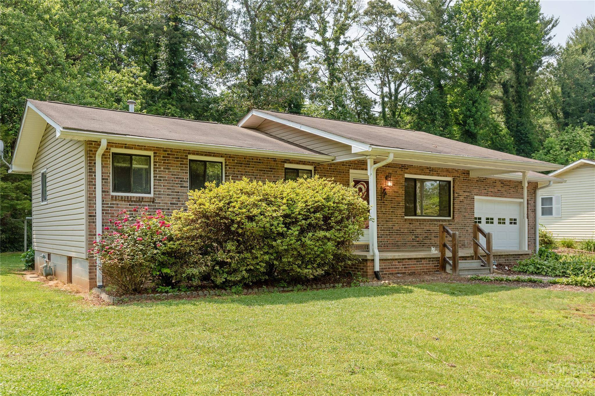 125 Upward Acres ST, East Flat Rock, NC 28726