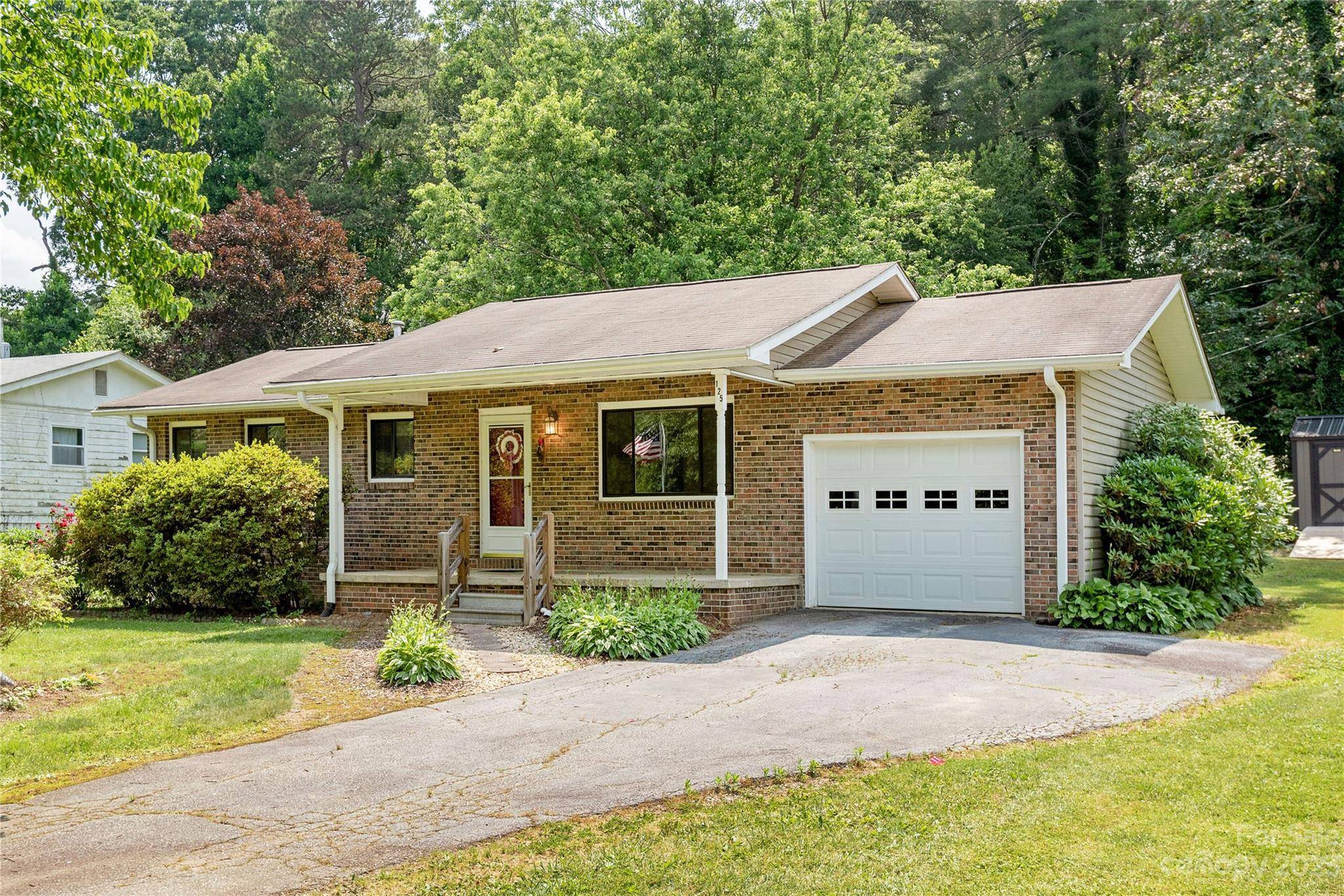 125 Upward Acres ST, East Flat Rock, NC 28726