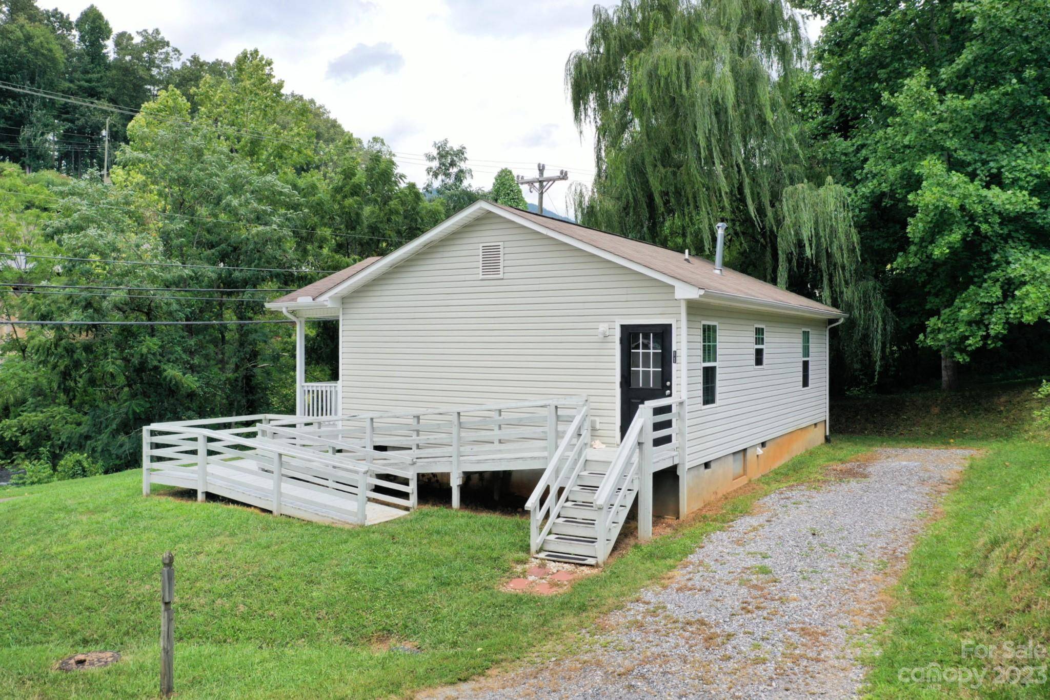 11 Cornflower LN, Dillsboro, NC 28725