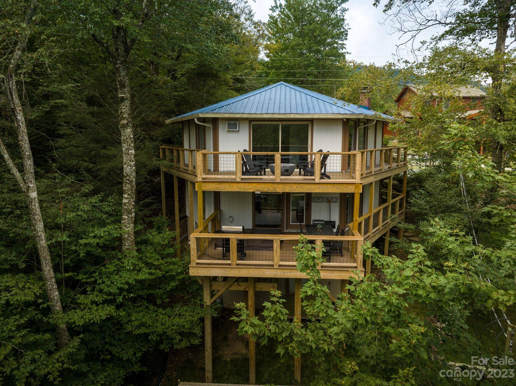 228 Birchwood LN, Beech Mountain, NC 28604