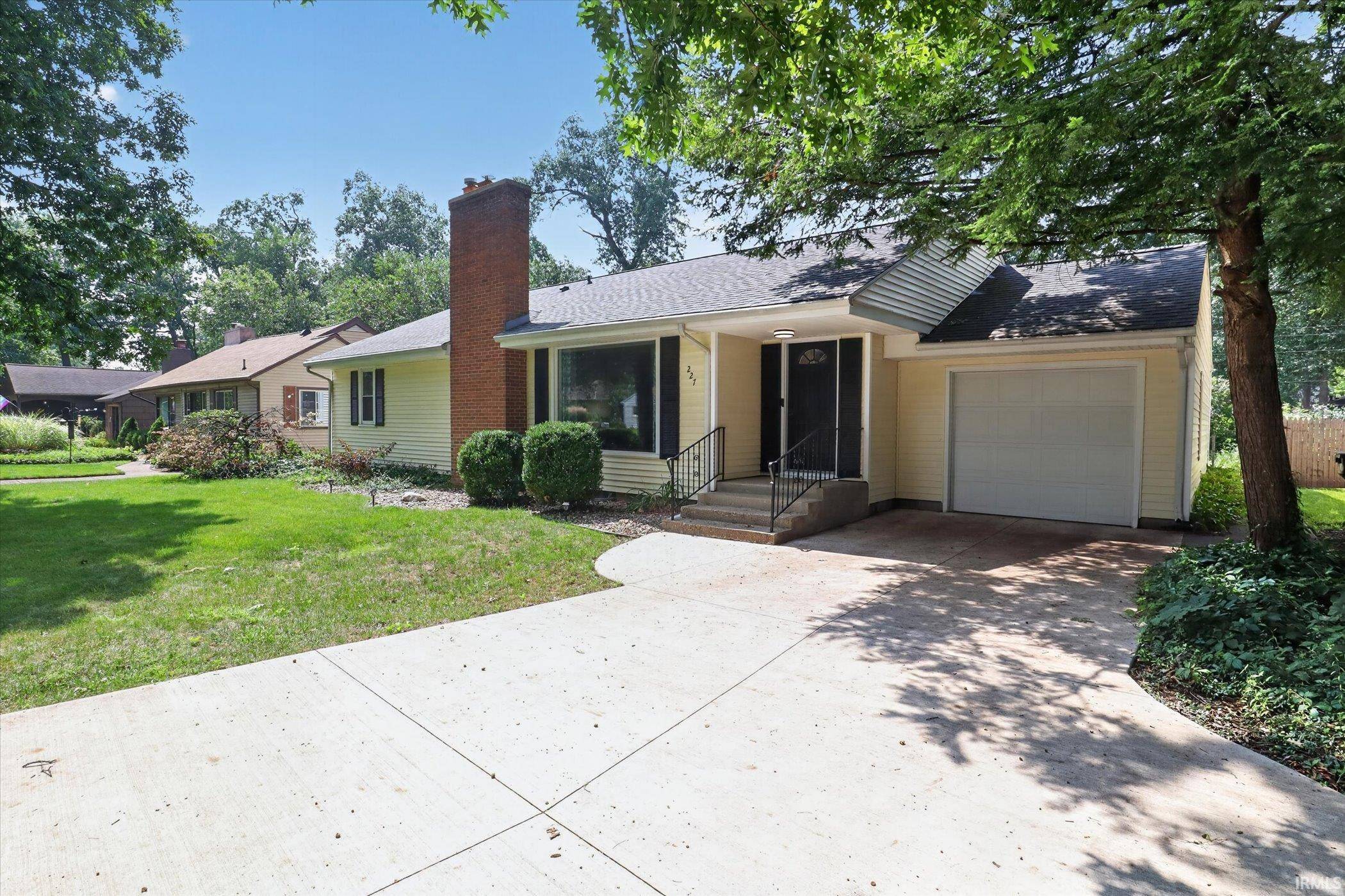 227 Devonshire DR, South Bend, IN 46615-3105