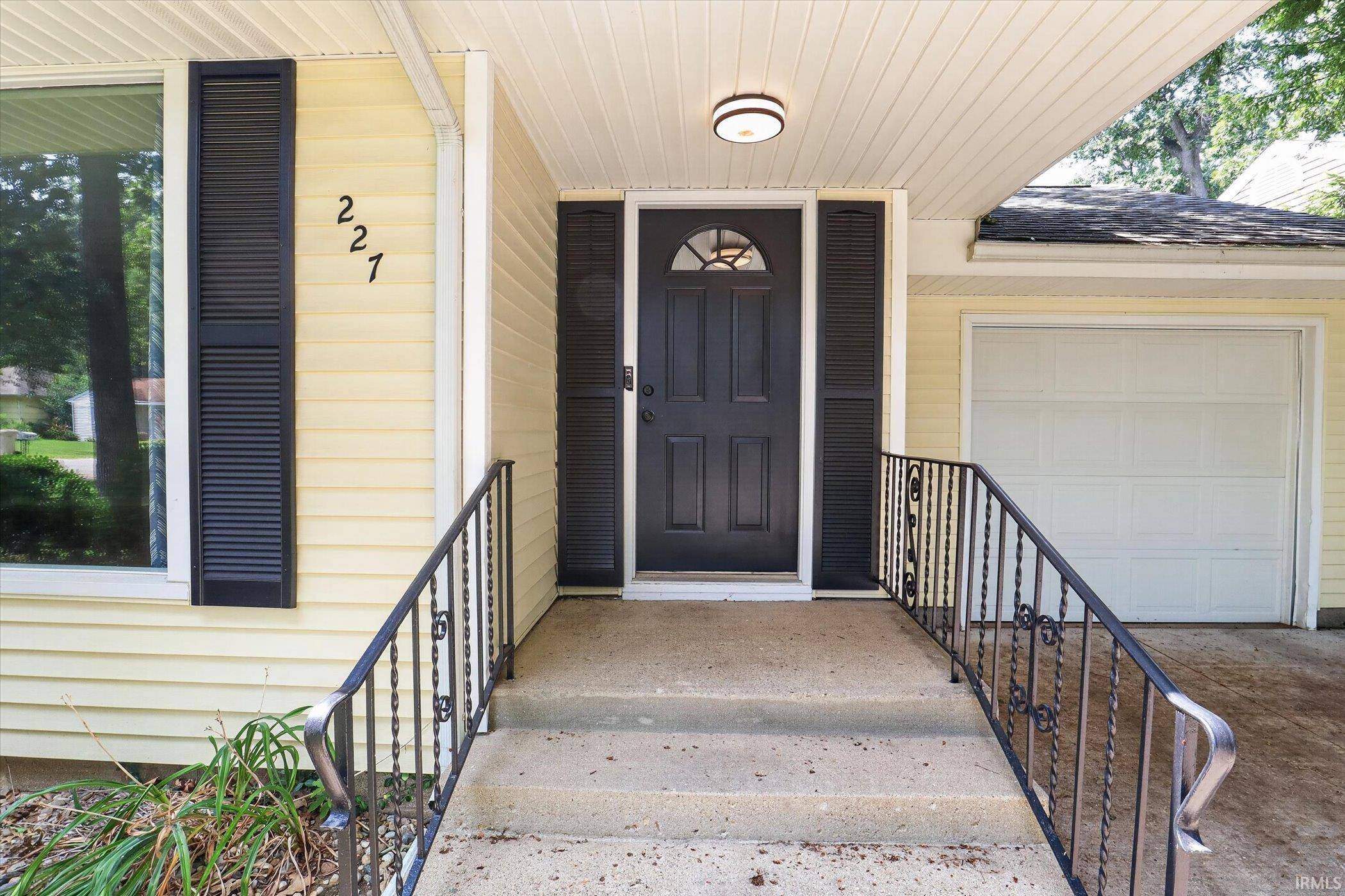 227 Devonshire DR, South Bend, IN 46615-3105