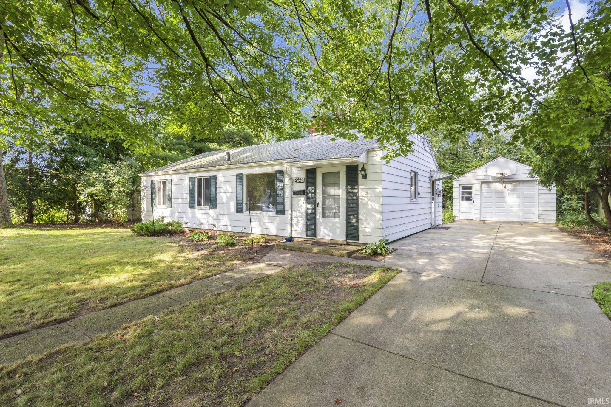 2729 Hilltop DR, South Bend, IN 46614