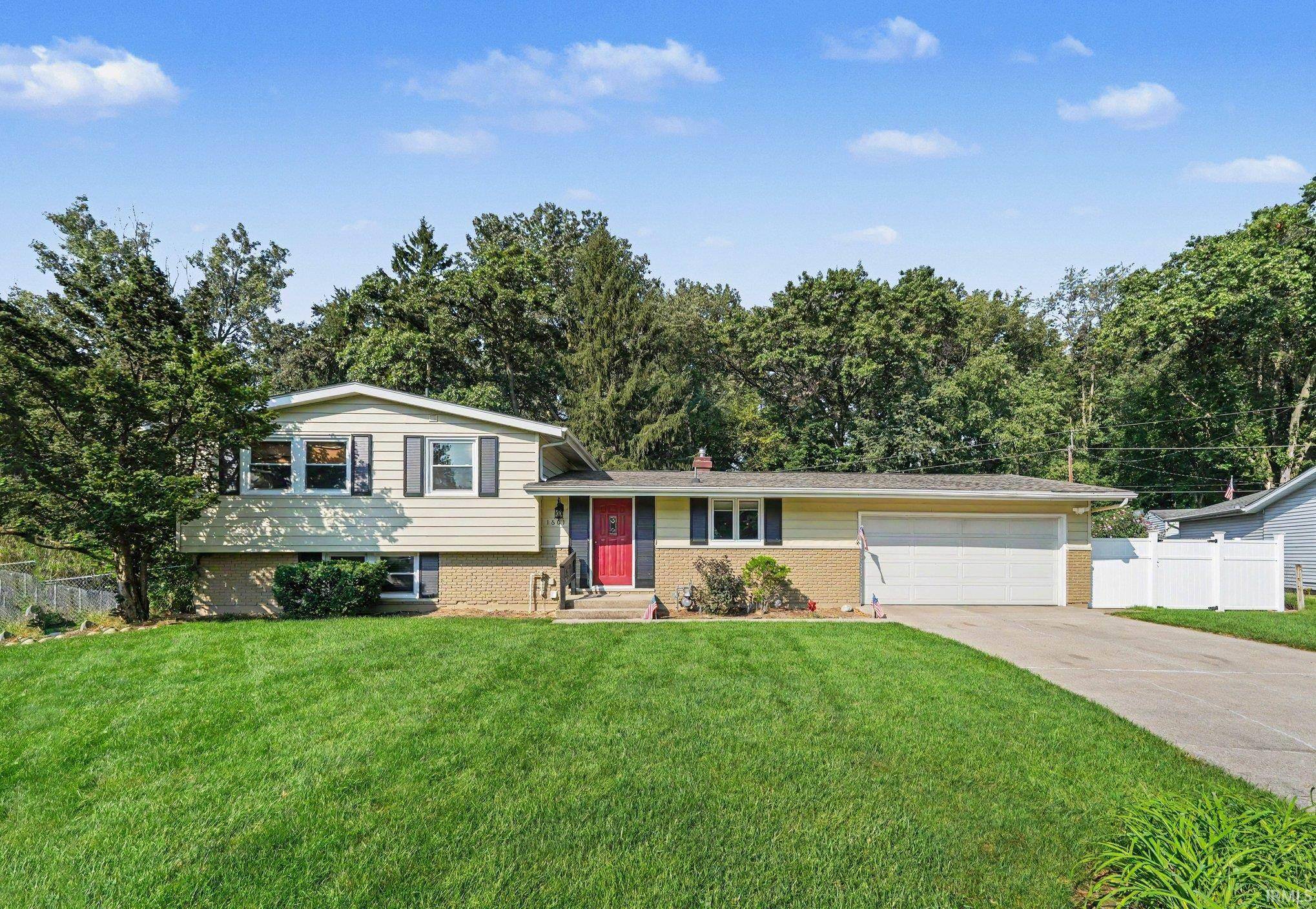1601 Victoria DR, Elkhart, IN 46514