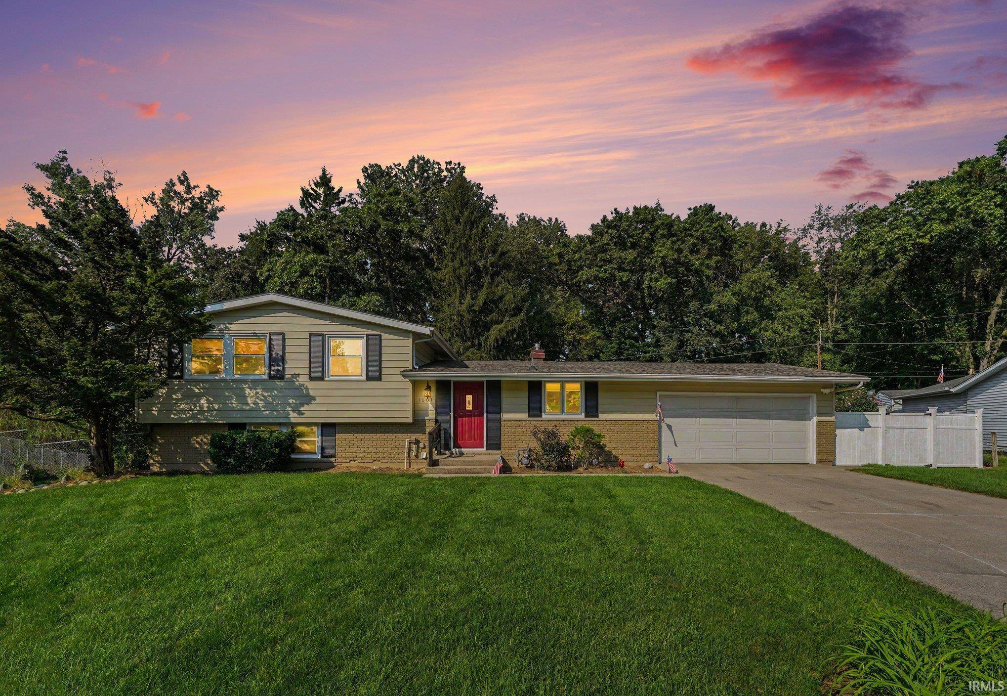 1601 Victoria DR, Elkhart, IN 46514