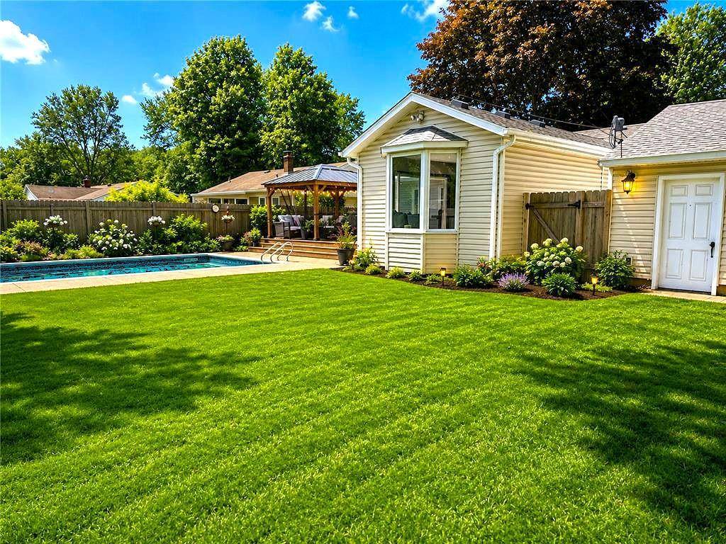 2966 Simpson ST, Roseville, MN 55113
