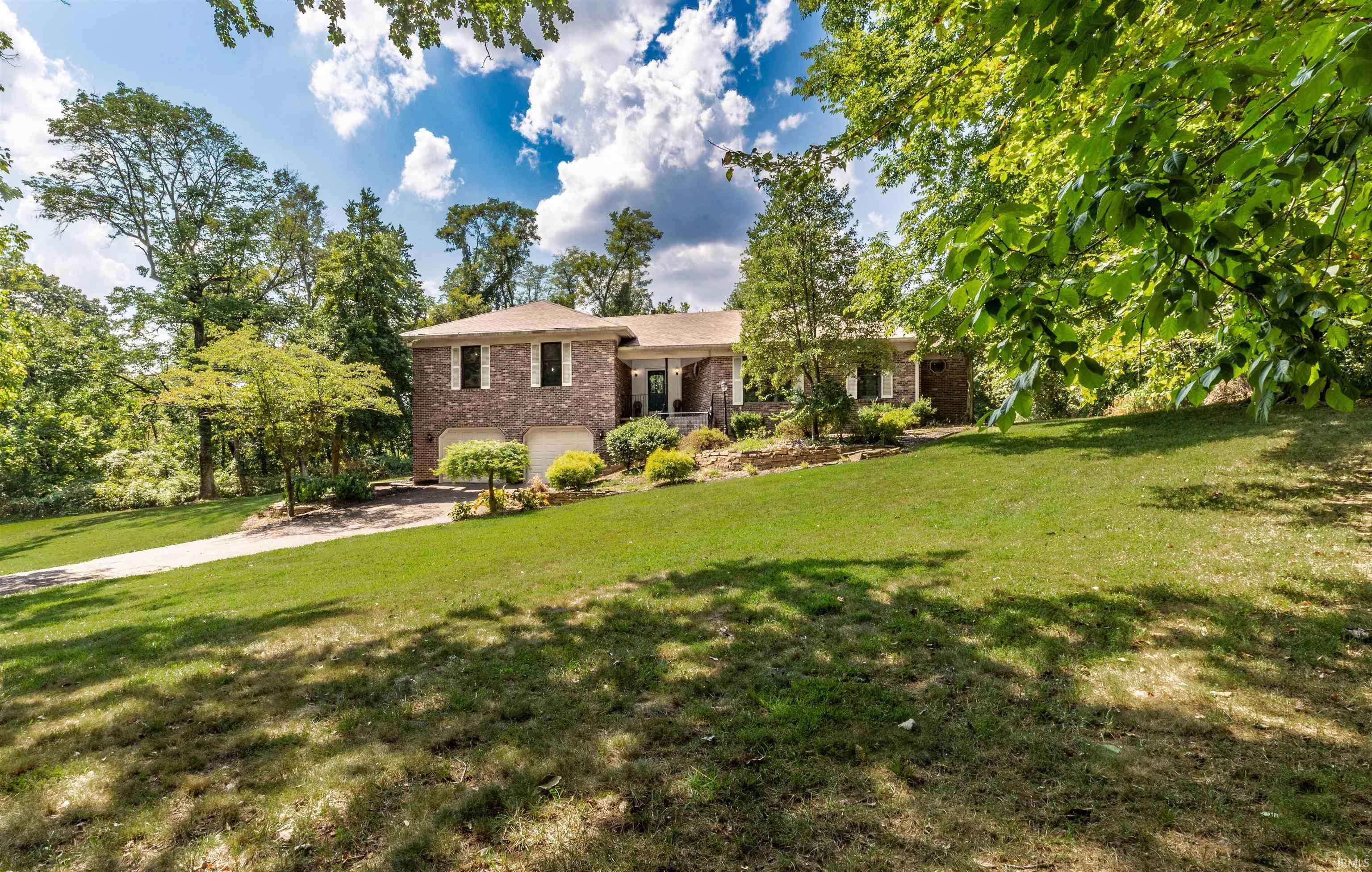 5828 Harmony Woods LN, Evansville, IN 47720