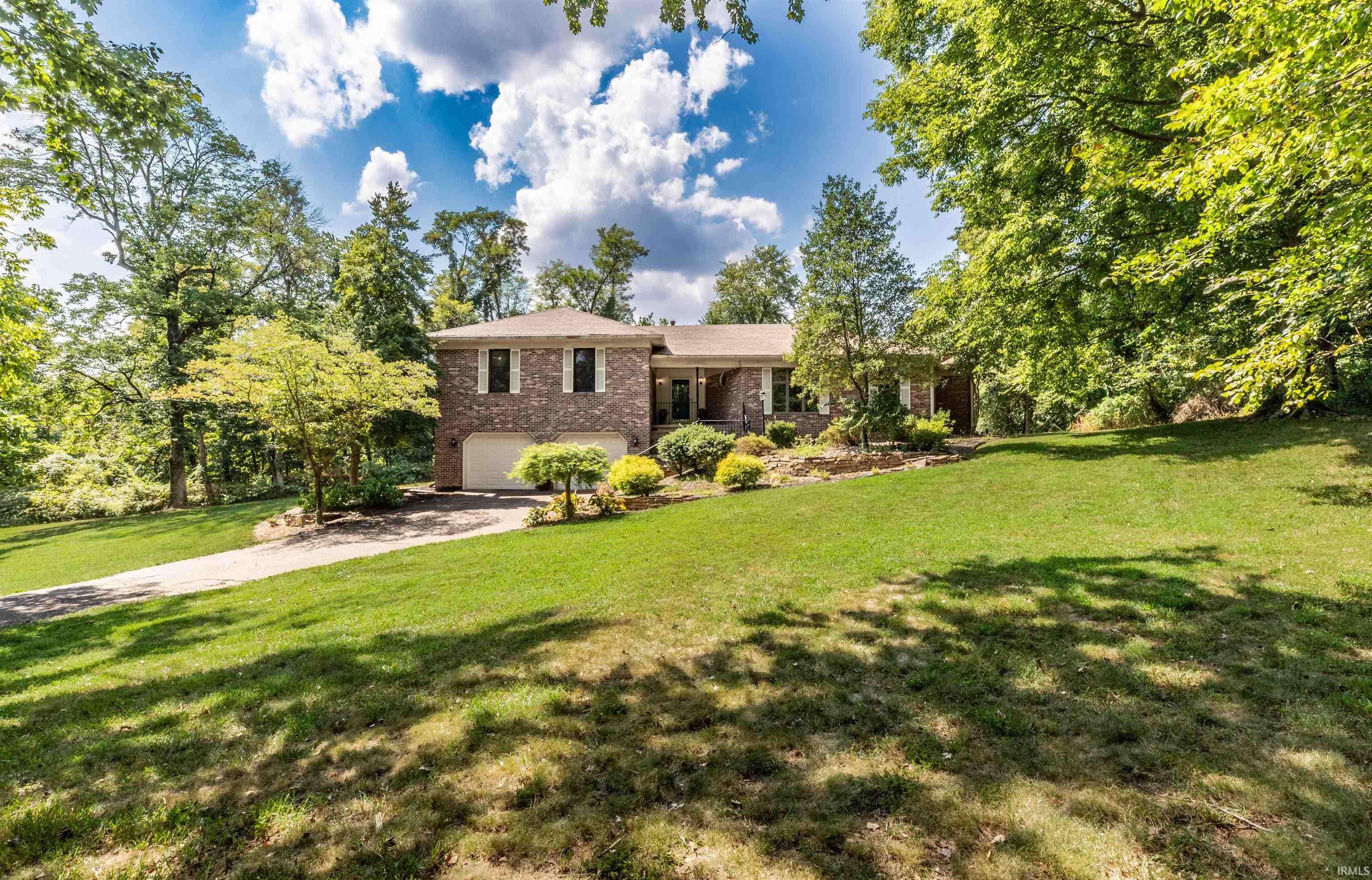 5828 Harmony Woods LN, Evansville, IN 47720