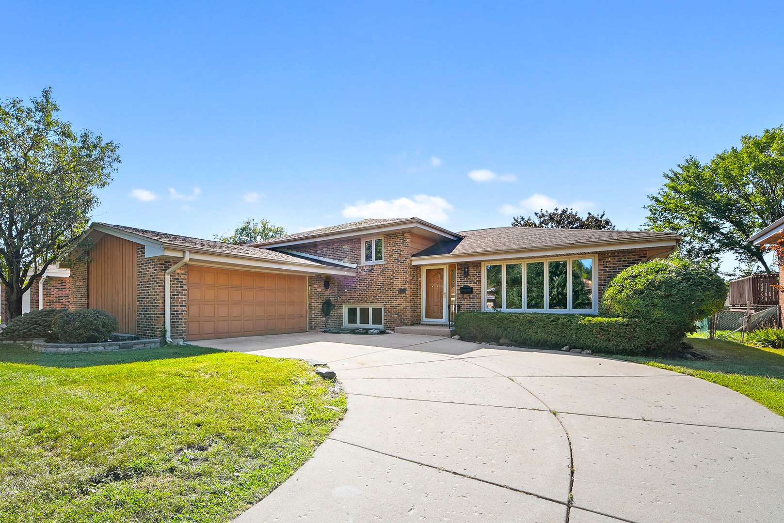 568 N Plamondon DR, Addison, IL 60101