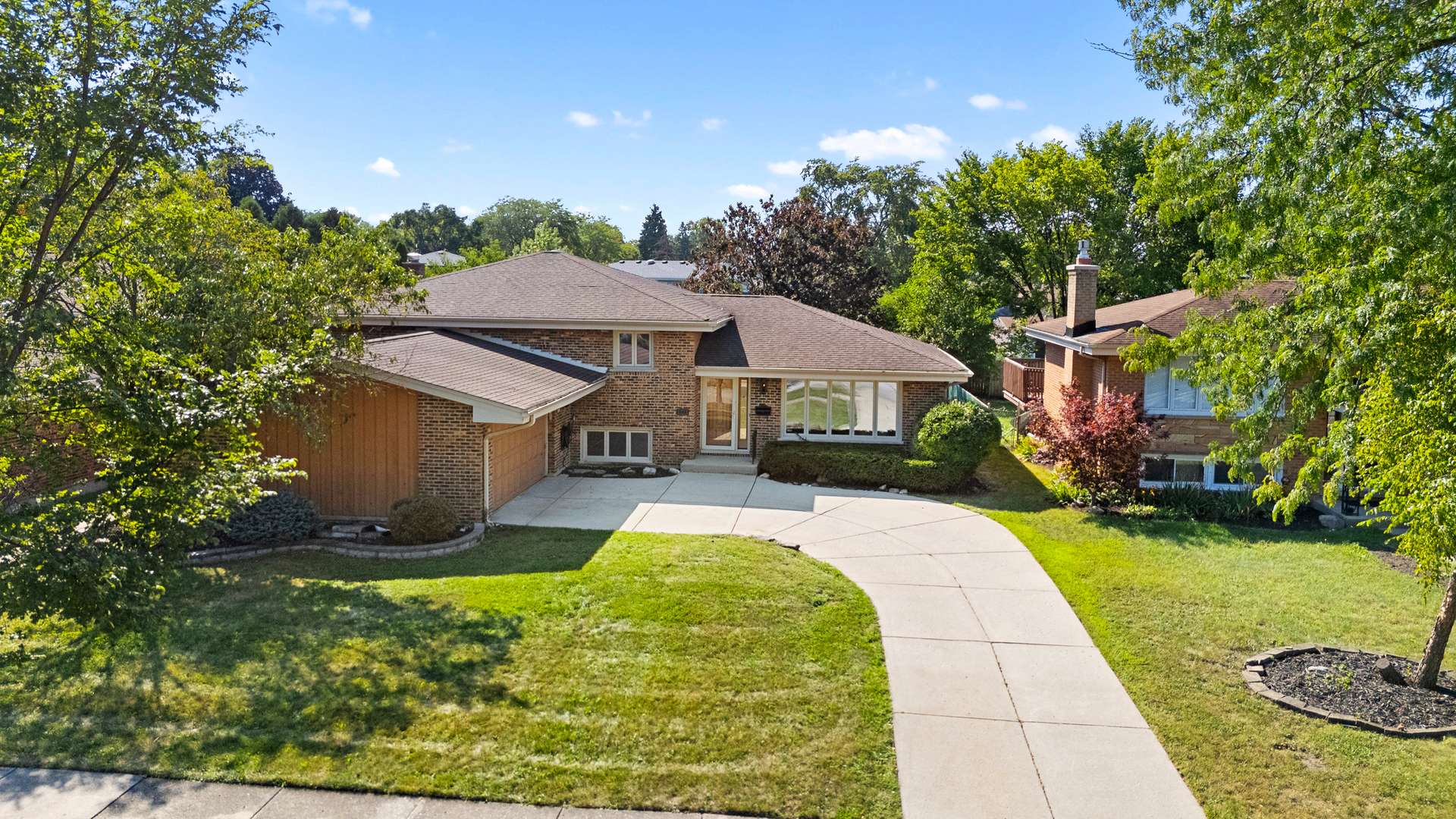 568 N Plamondon DR, Addison, IL 60101