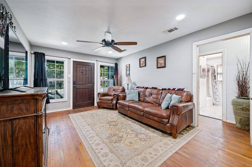 1008 E Russell Avenue, Carrollton, TX 75006